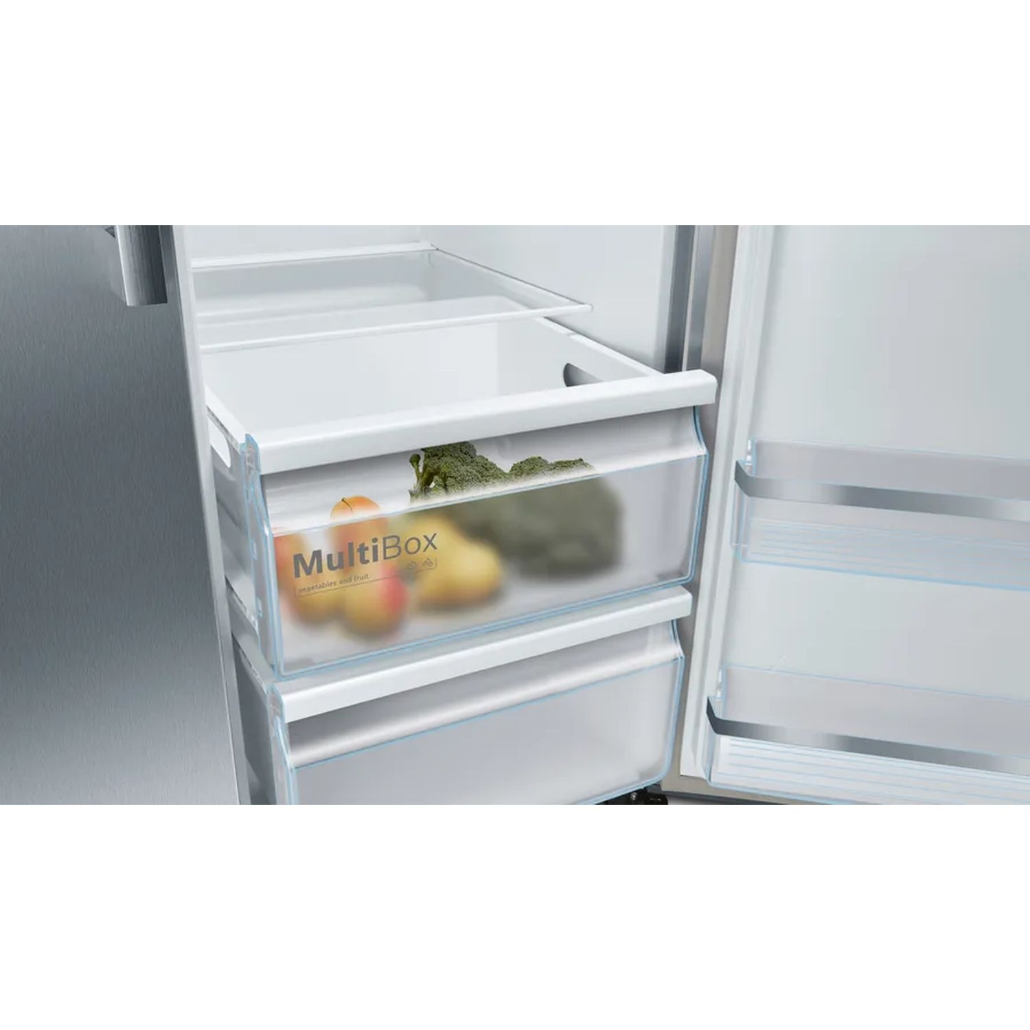 Open koelkast met een transparante lade gevuld met fruit en groenten.