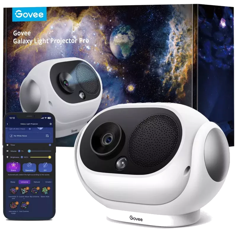 Projektor Govee Galaxy Light Pro z telefonem. Biały projektor, ciemny pokój i widok galaktyki.