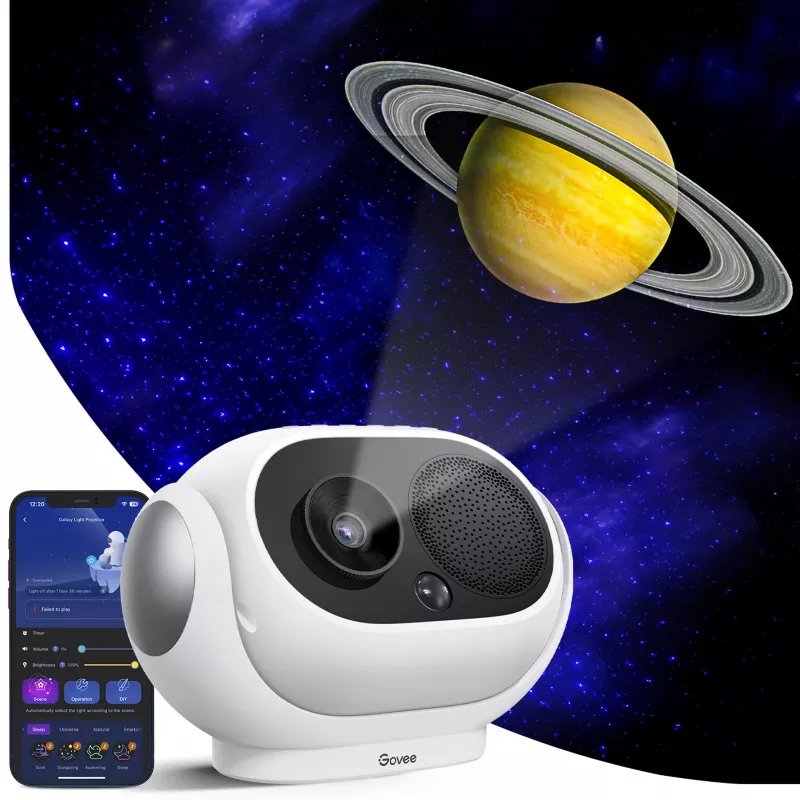 Biały projektor wyświetla gwiaździste niebo, z Saturnem w tle i telefonem z kontrolkami.