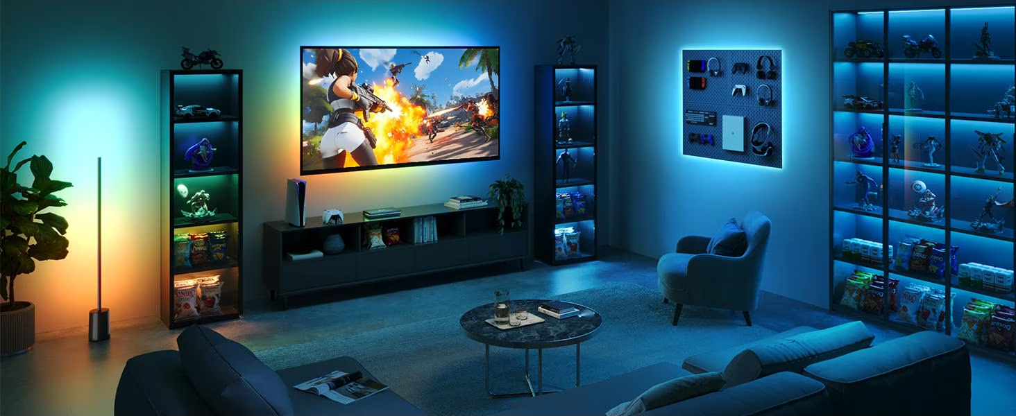 Scena di una sala giochi con TV, scaffali e illuminazione a LED colorata.