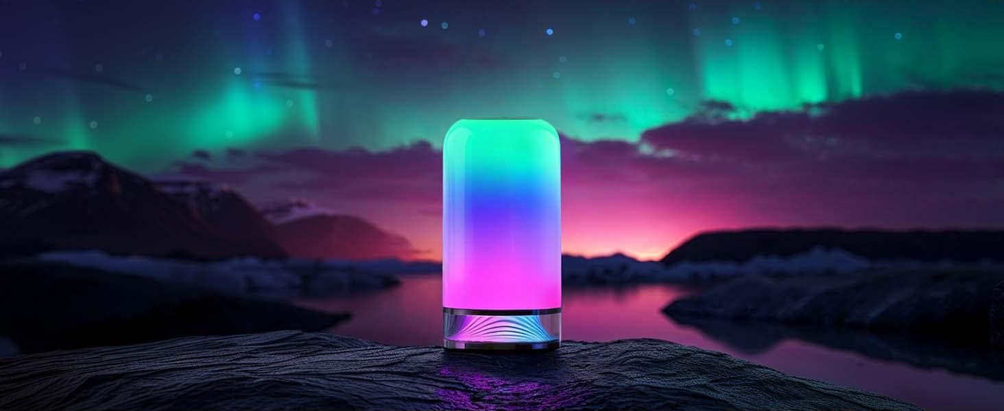 Una lampada sfumata con base argentata contro uno sfondo di aurora boreale.