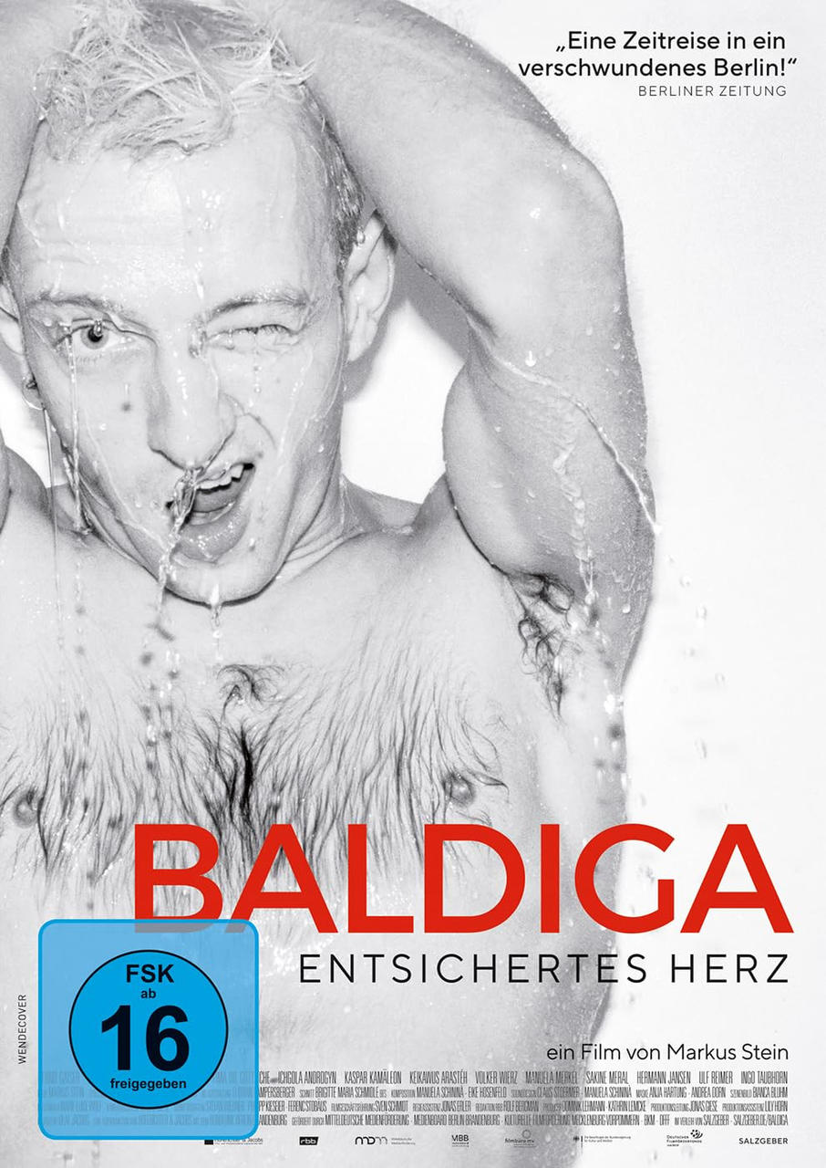 Mann unter der Dusche, zwinkernd, mit rotem Titel unten. Filmplakat.