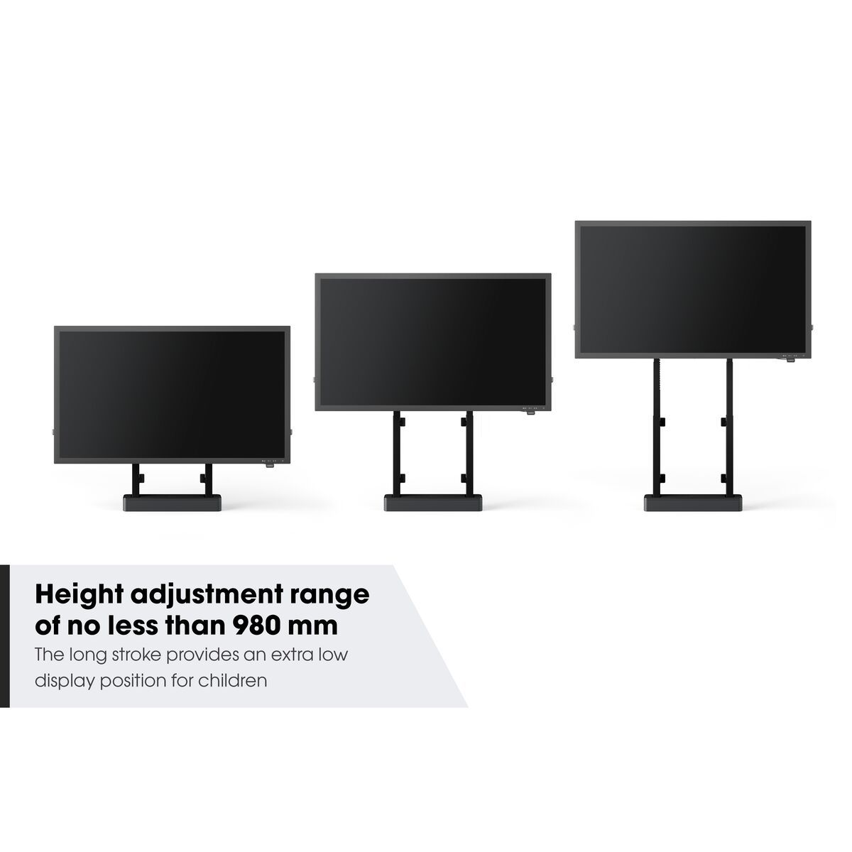 Drei schwarze Monitore mit Höhenverstellung.