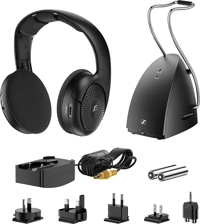 Casque noir, un chargeur et diverses prises et adaptateurs.