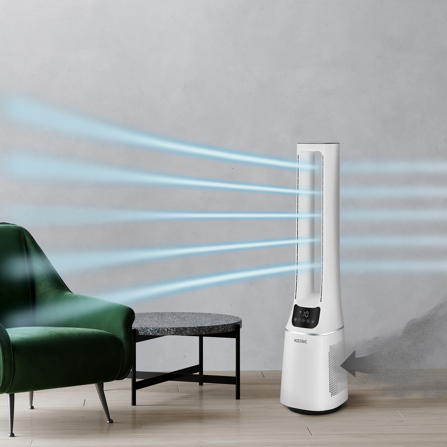 Een witte Koenic-ventilator die blauwe lucht blaast, met een groene stoel en een tafel.