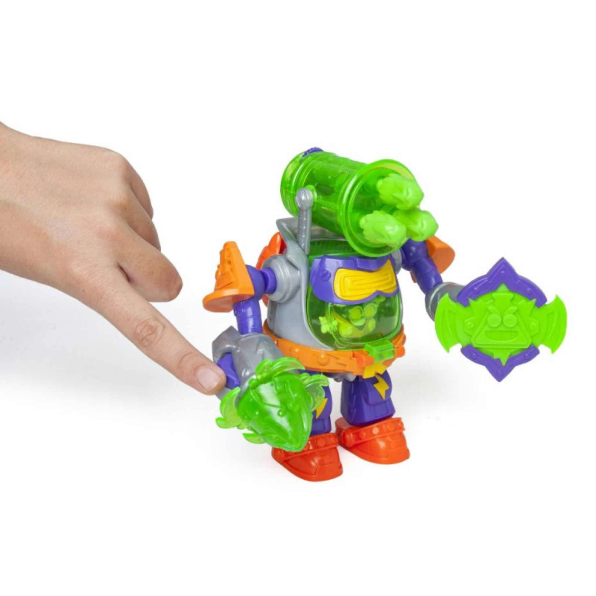 Un robot de juguete colorido con un cañón y escudo verdes, apuntado por una mano.