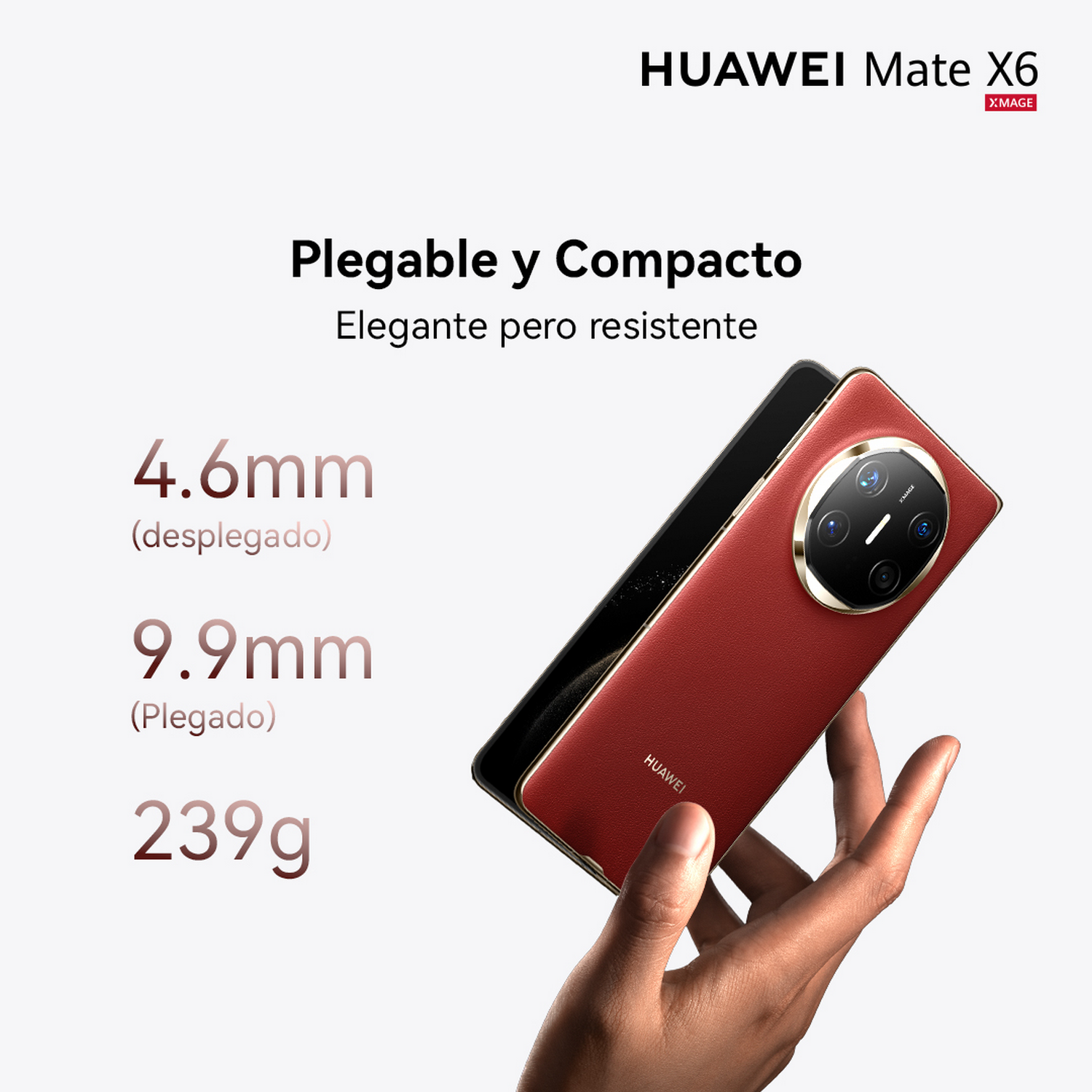 Un teléfono plegable rojo y negro con un módulo de cámara dorado, sostenido en una mano.