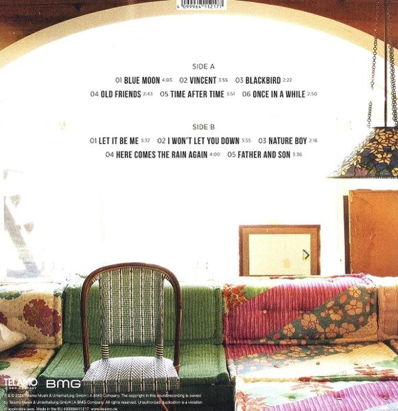 Albumcover mit Sofa, Stuhl und Songliste. Die Szene wird von natürlichem Licht beleuchtet.