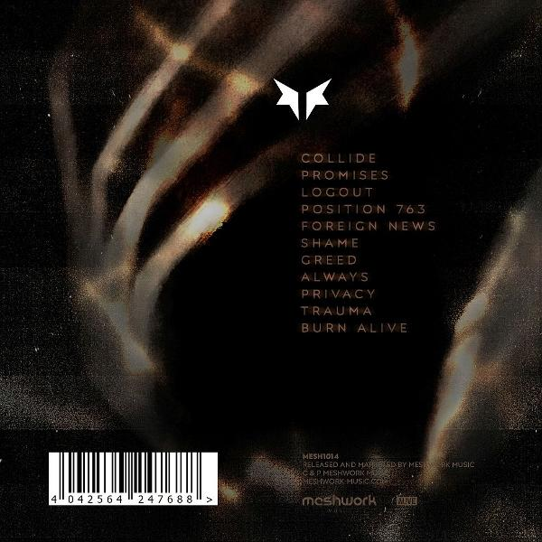 Albumcover mit weißem Logo und einer Liste von Titeln. Der Hintergrund ist dunkel mit verschwommenen Linien.