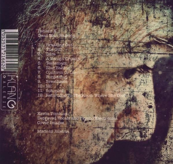 Album-Rückseite mit Titelliste und einem Gesicht im Hintergrund.