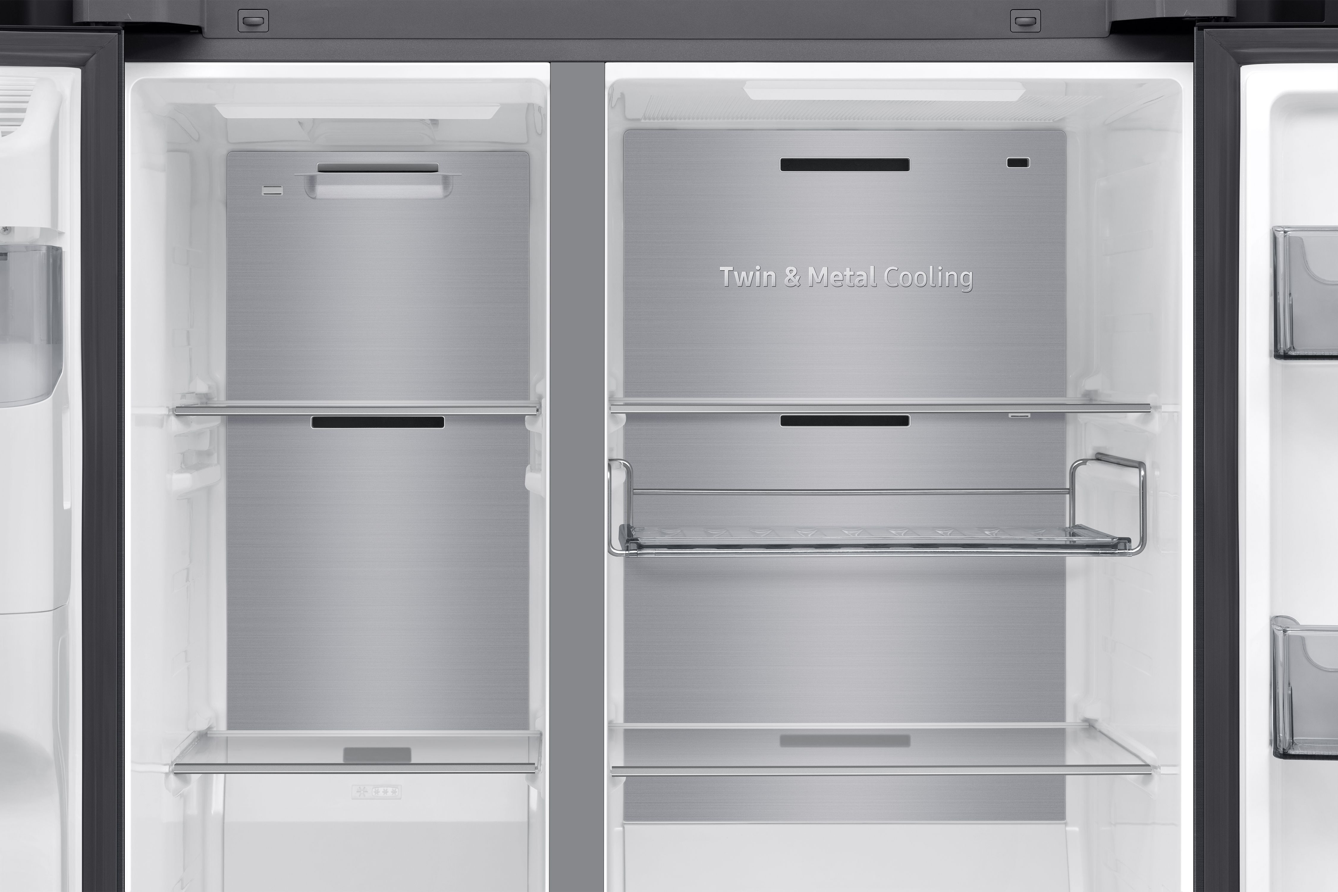 Das Innere eines Kühlschranks mit zwei Fächern. Regale sind sichtbar. Text Twin & Metal Cooling auf der rechten Tür.