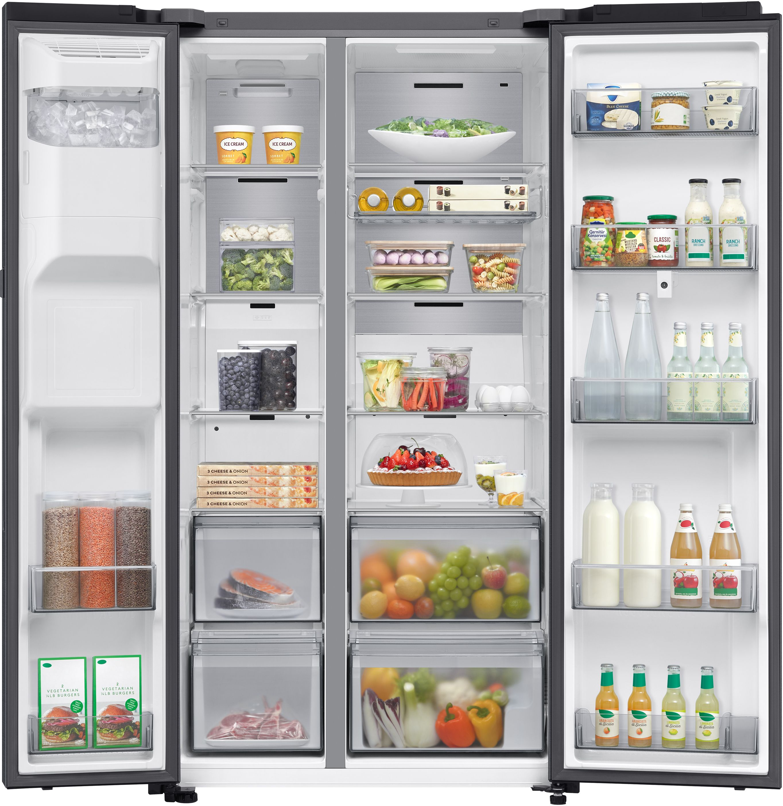 Geöffneter Side-by-Side-Kühlschrank, gefüllt mit Lebensmitteln. Organisierte Regale und Schubladen.