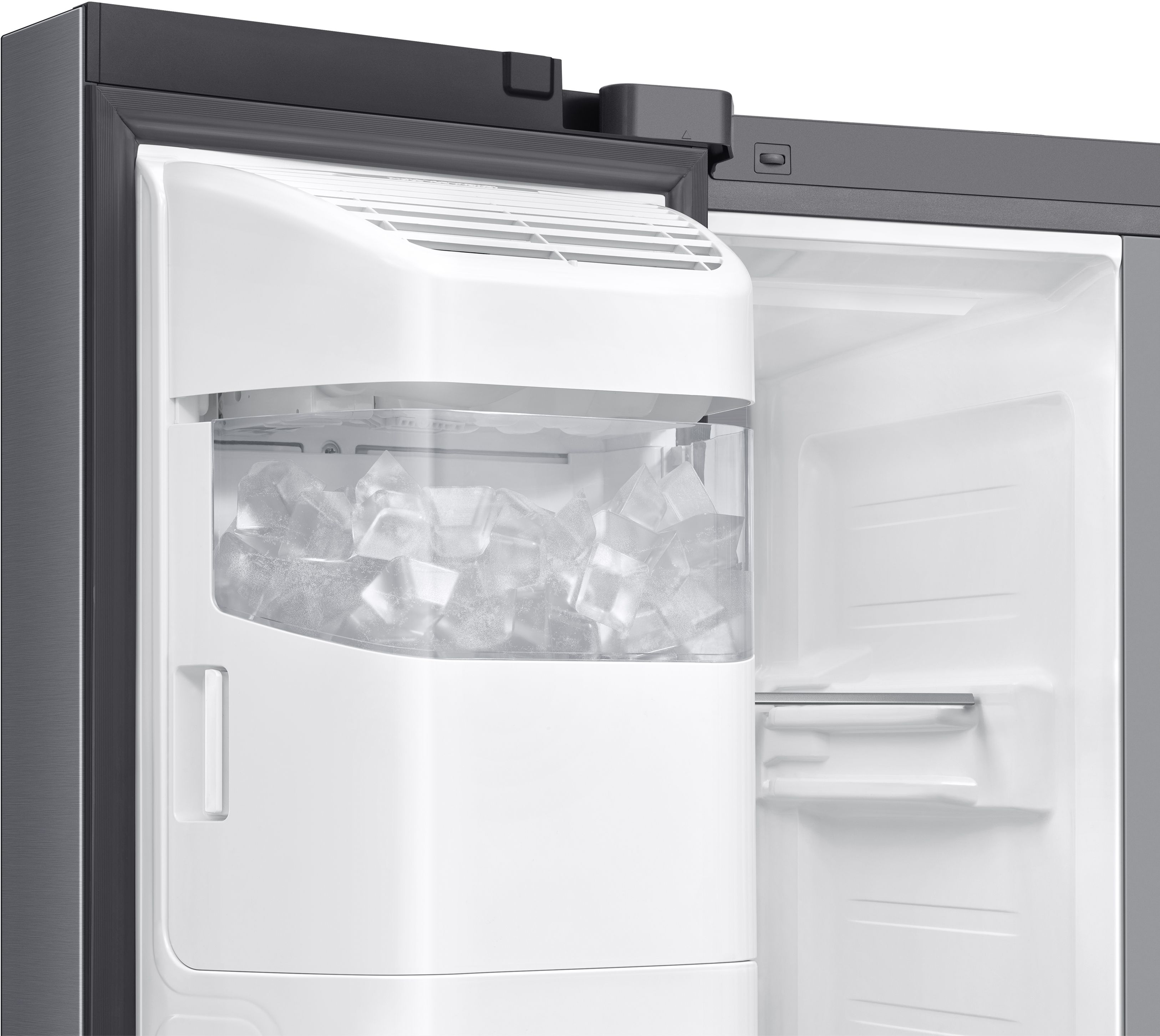 Eiswürfel in einem weißen Eisbehälter in einem Kühlschrank.
