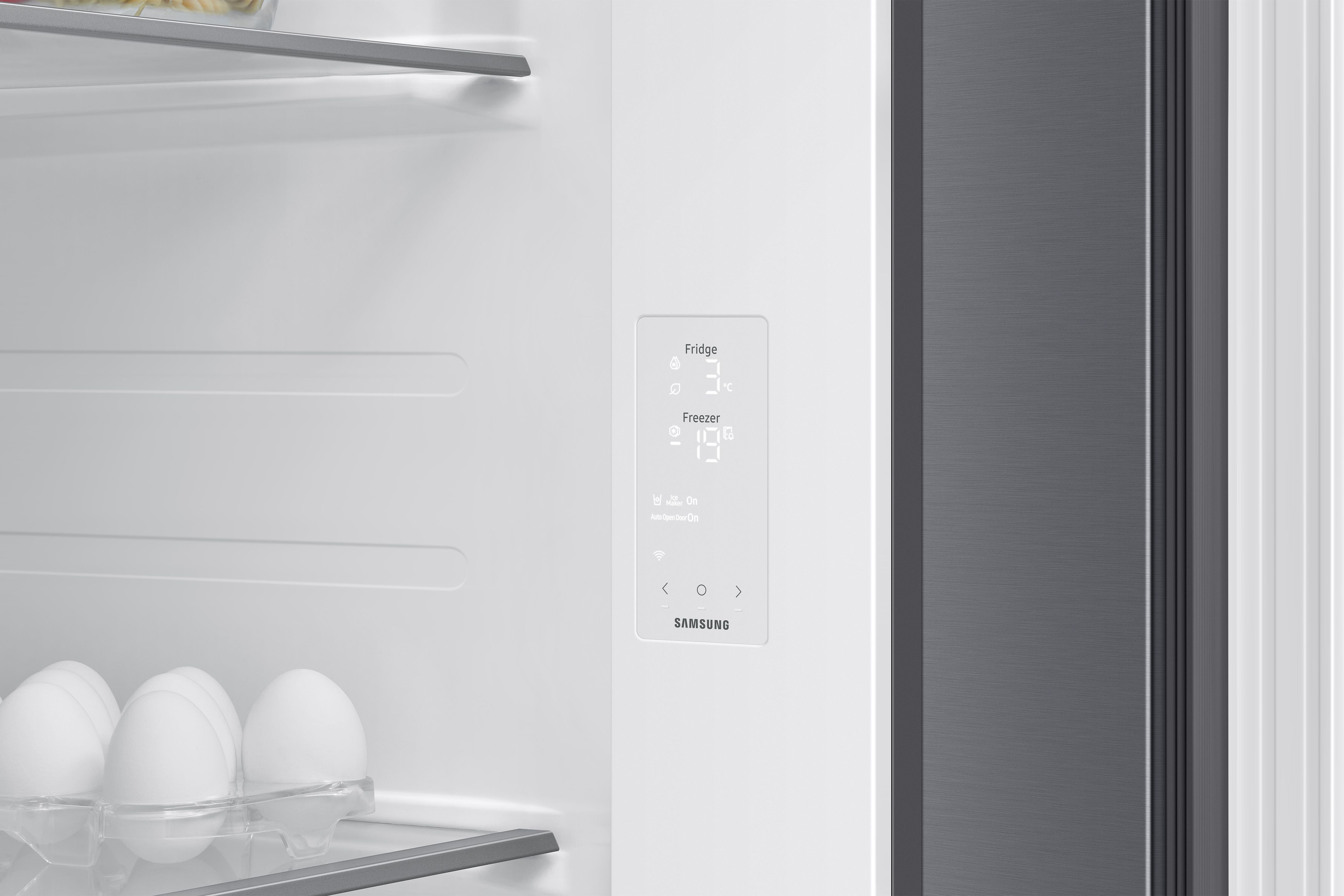 In einem Kühlschrank, Eier und ein Bedienfeld mit Temperatureinstellungen.
