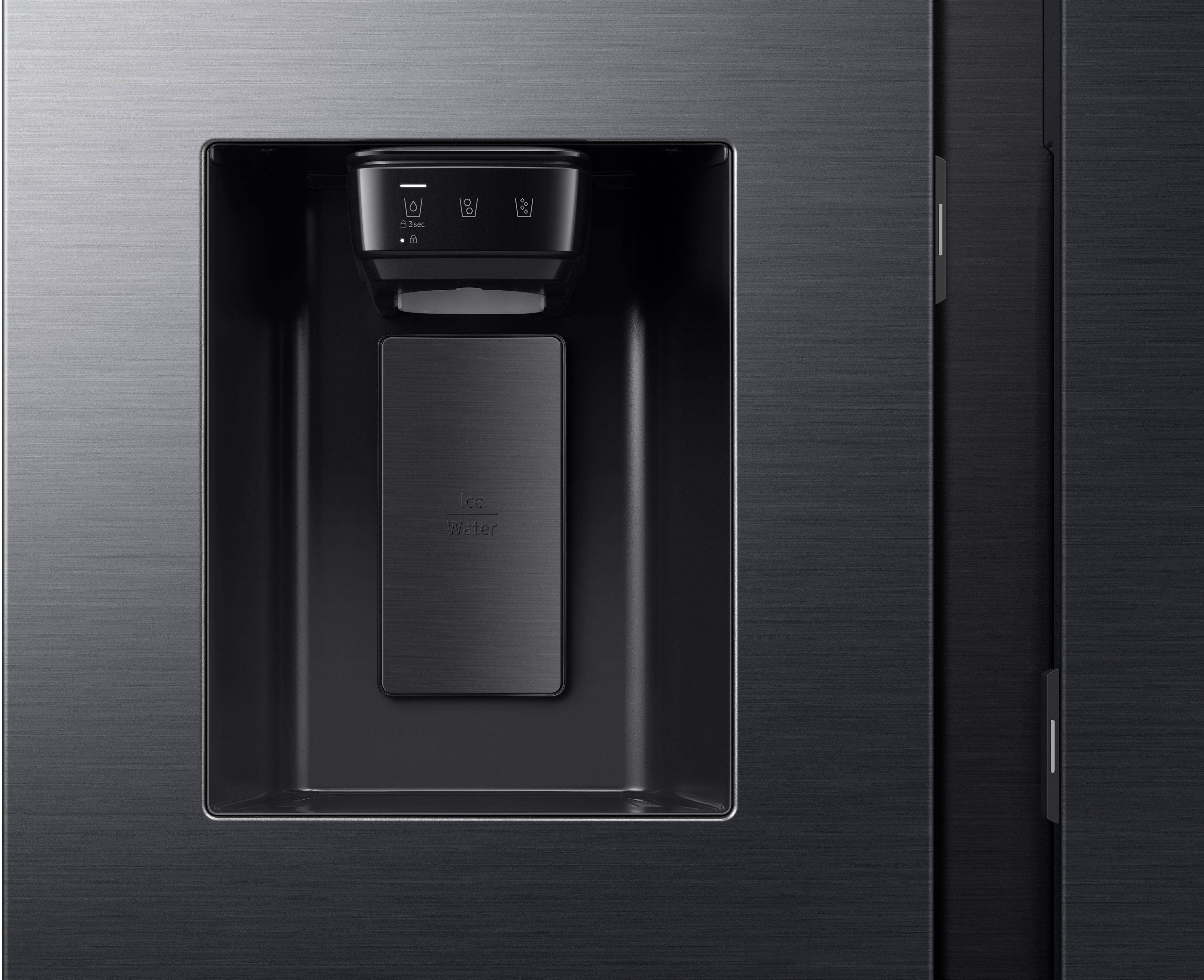 Nahaufnahme des schwarzen Wasser- und Eisspenders eines Kühlschranks. Minimalistisches Design, dunkel, elegantes Aussehen.