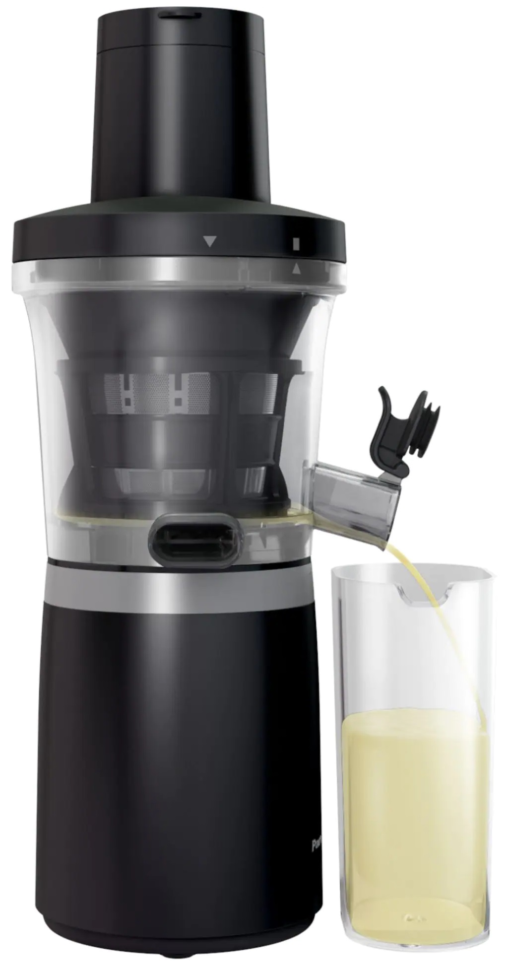 Czarna wyciskarka do soku ze szklanką, sok wypływa z wylewki.