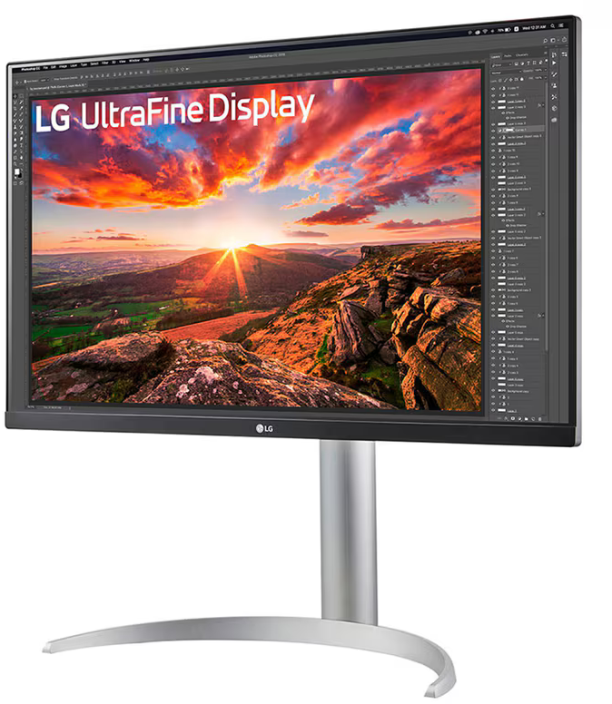 Egy LG UltraFine Display monitor naplementét jelenít meg egy hegyi táj felett.