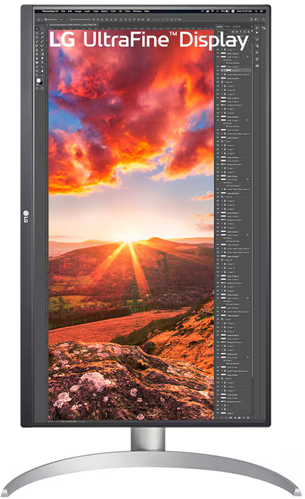 Egy LG UltraFine Display monitor naplementét jelenít meg egy hegyi táj felett.