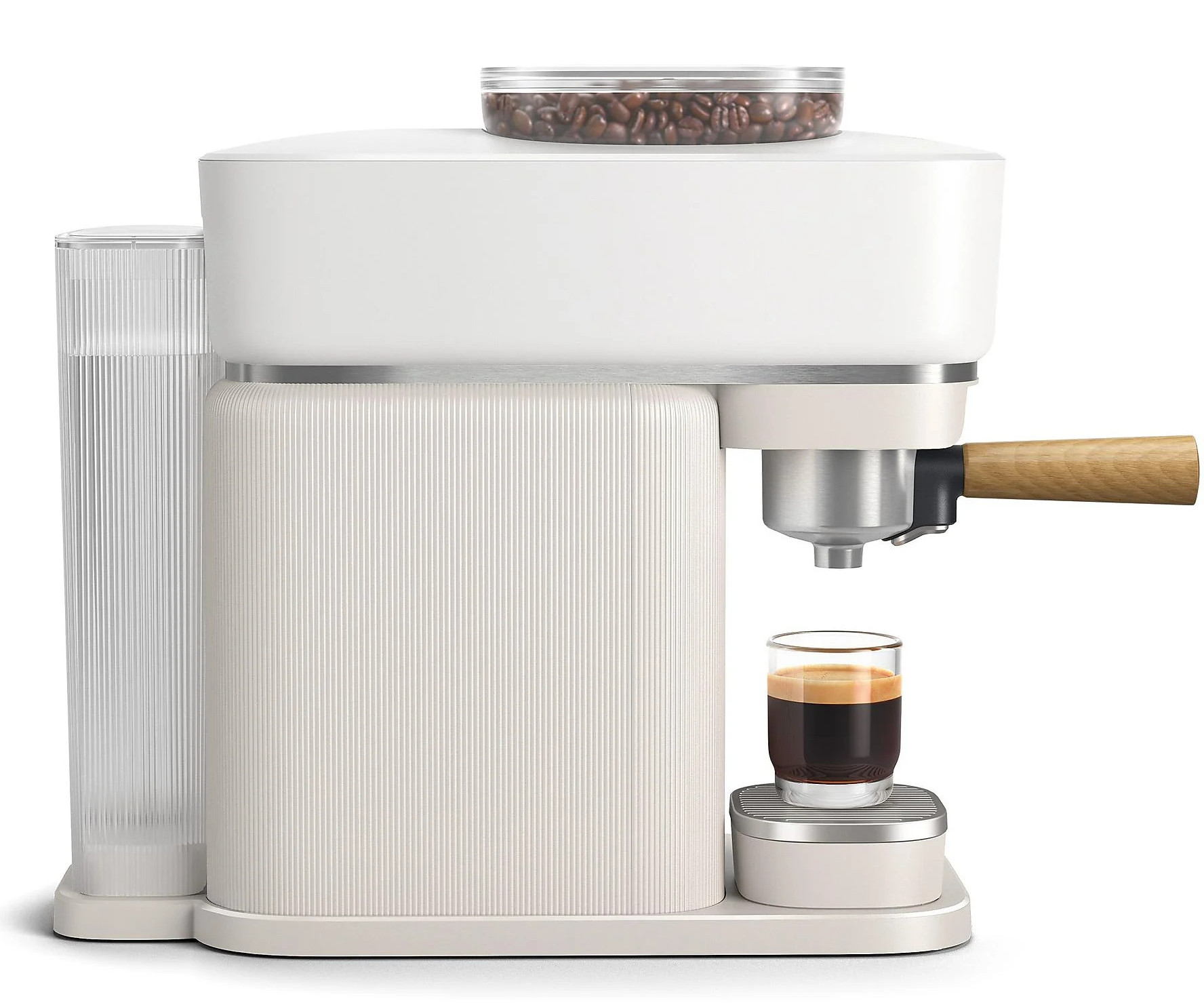 Biały ekspres do kawy. Ziarna kawy w górnym pojemniku. Szklanka kawy poniżej. Drewniany uchwyt.