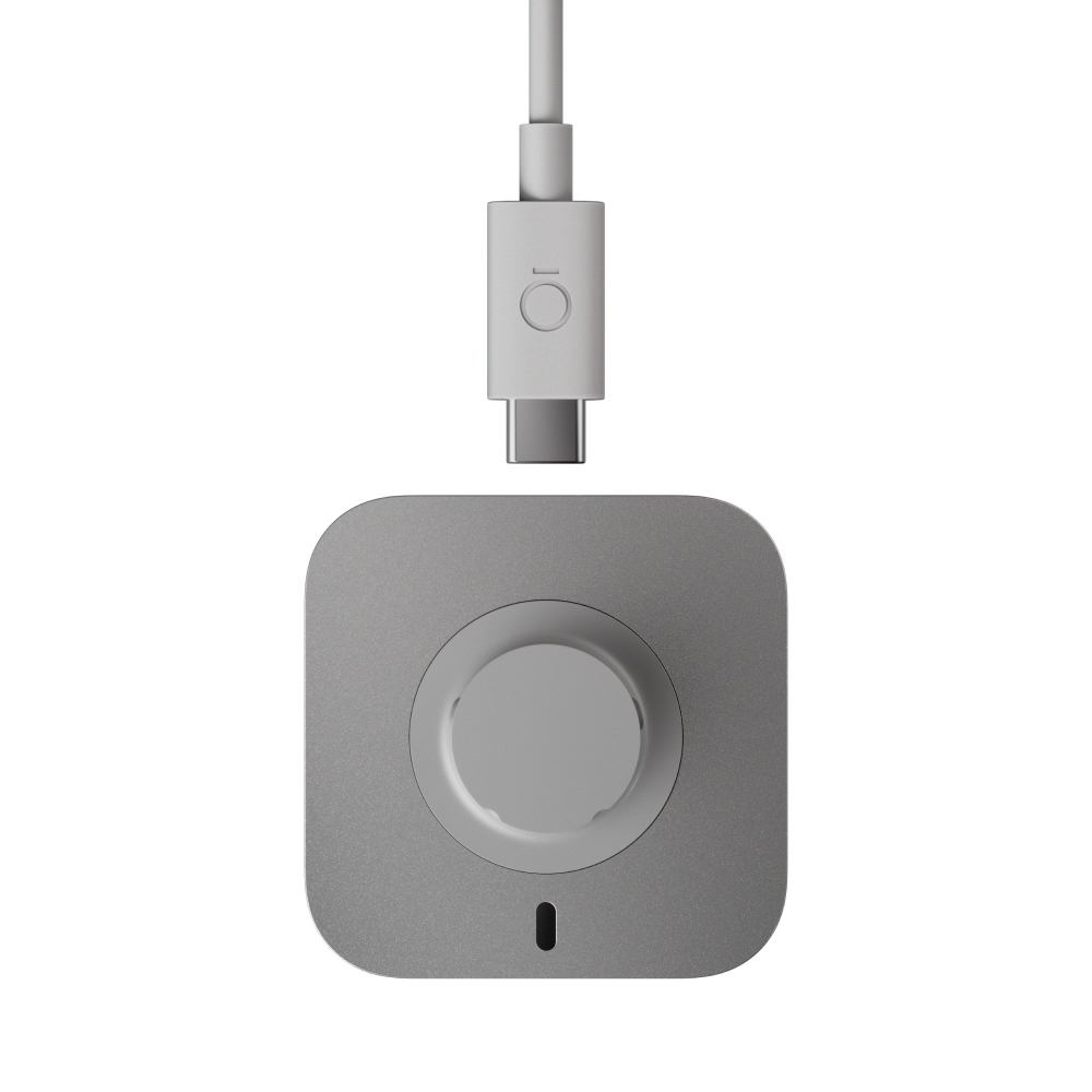 Graues Bedienfeld mit einem Knopf und einem angeschlossenen USB-C-Kabel, weißer Hintergrund.