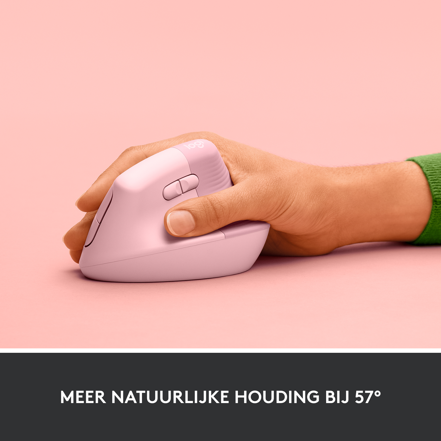 Hand die een roze ergonomische muis vasthoudt op een roze achtergrond.