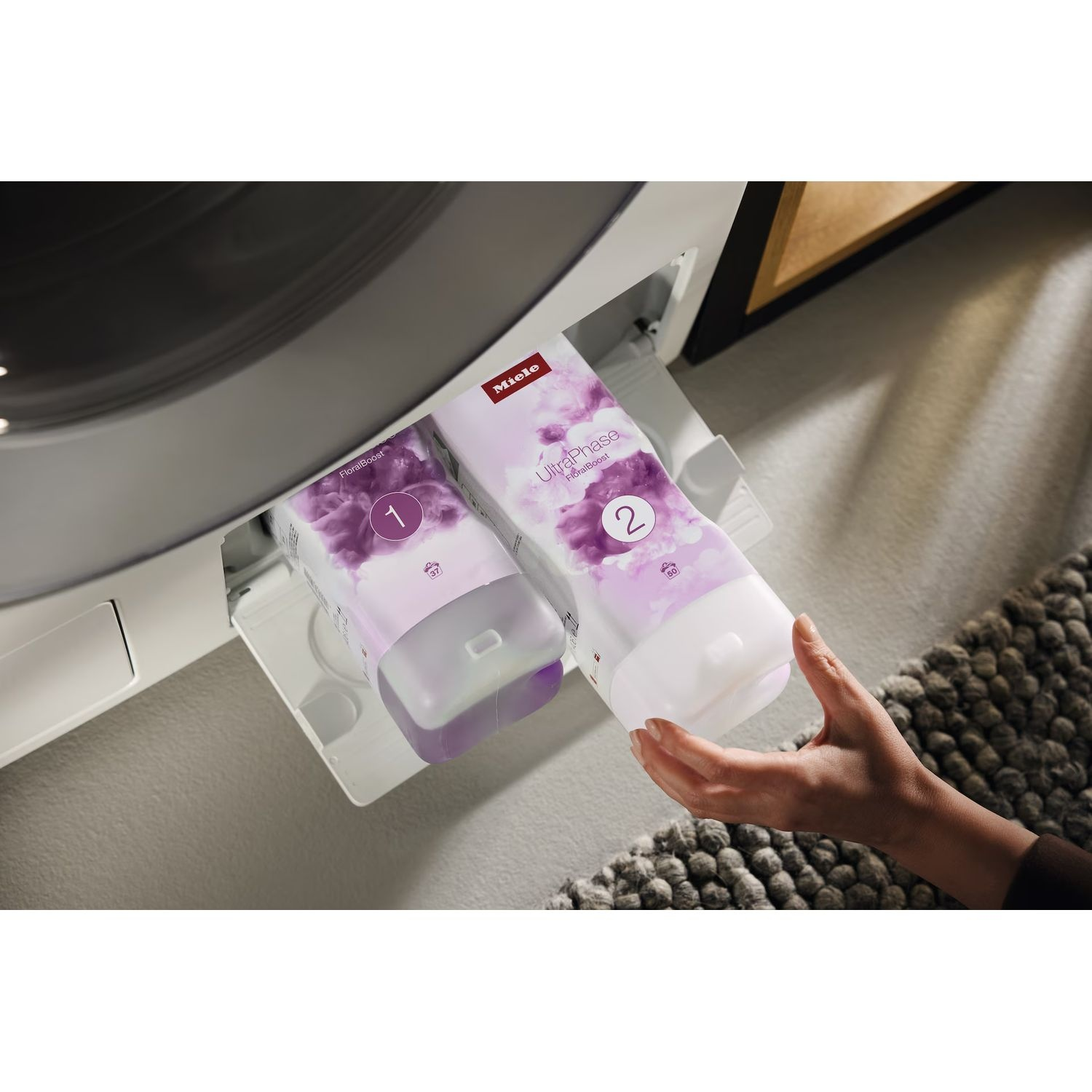 Deux paquets de lessive sont insérés dans un tiroir de machine à laver.