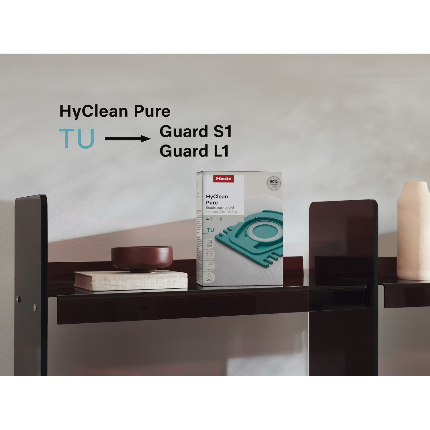 Étagère avec une boîte de sacs d'aspirateur Miele HyClean Pure.