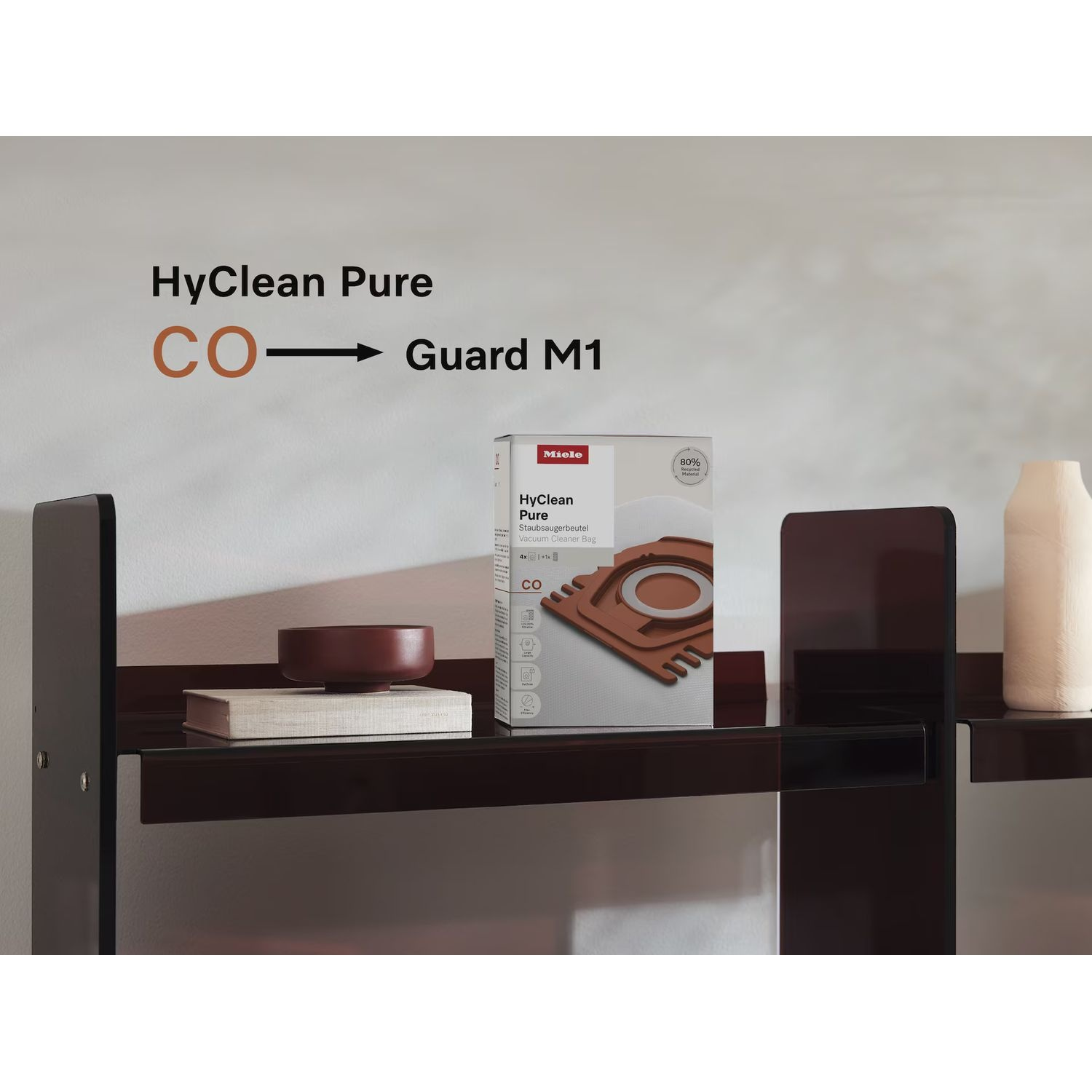 Een doos HyClean Pure CO stofzuigerzakken op een plank.