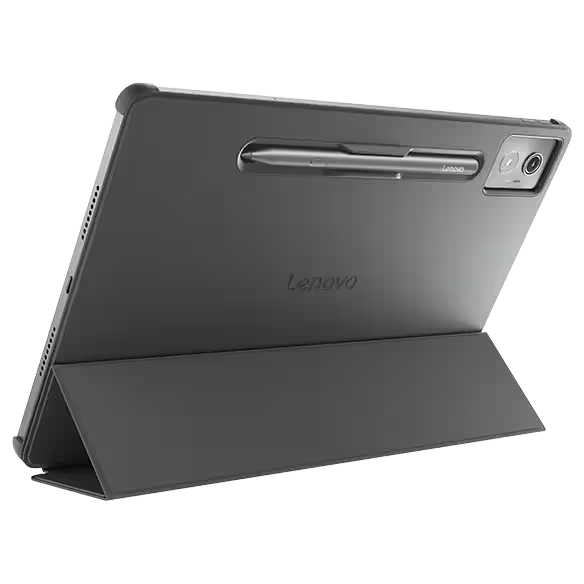 Tableta Lenovo gris oscuro con lápiz y funda, vista en ángulo, fondo negro.