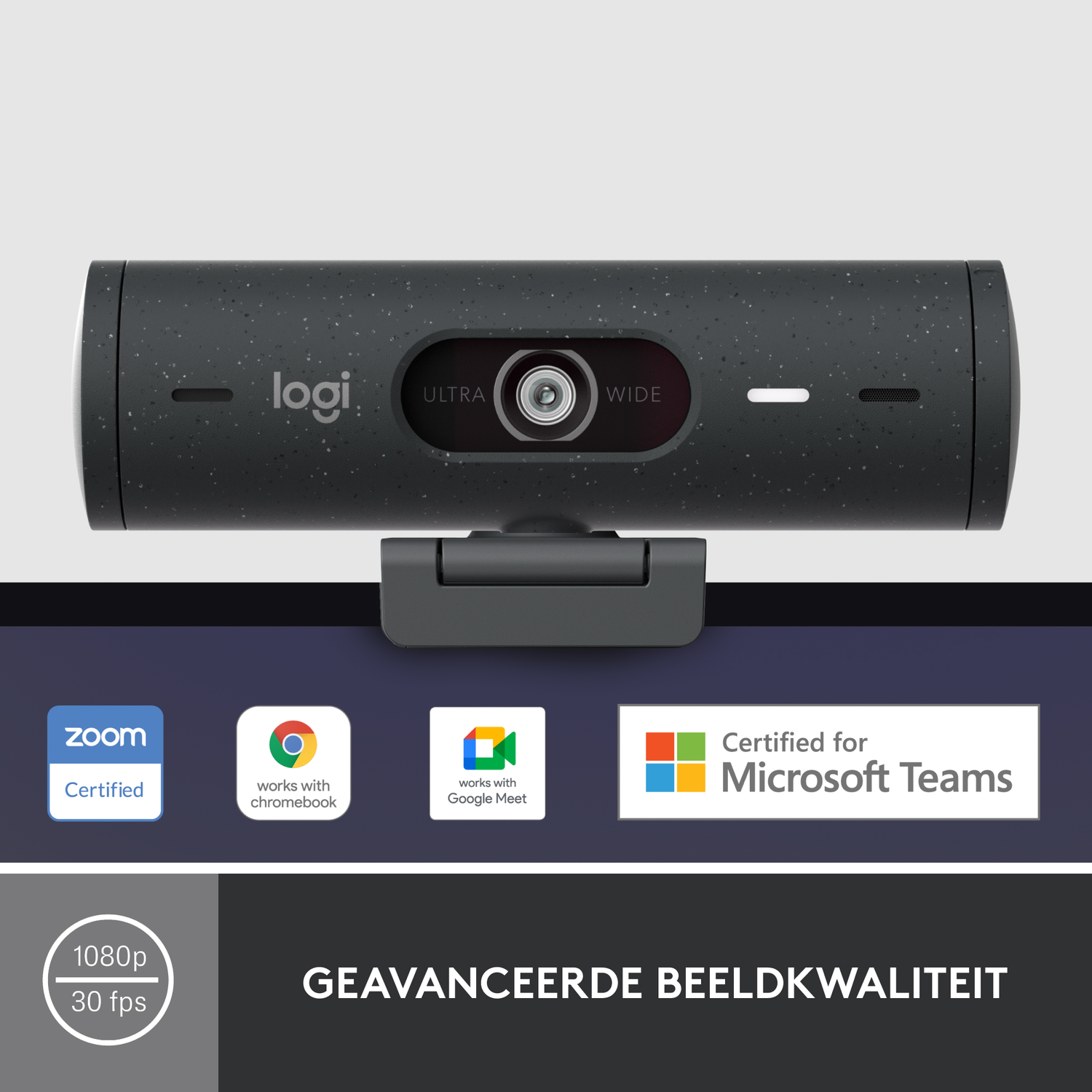 Een zwarte webcam met 'logi' en 'ULTRA WIDE' labels, en applicatiecertificeringen op een donker oppervlak.