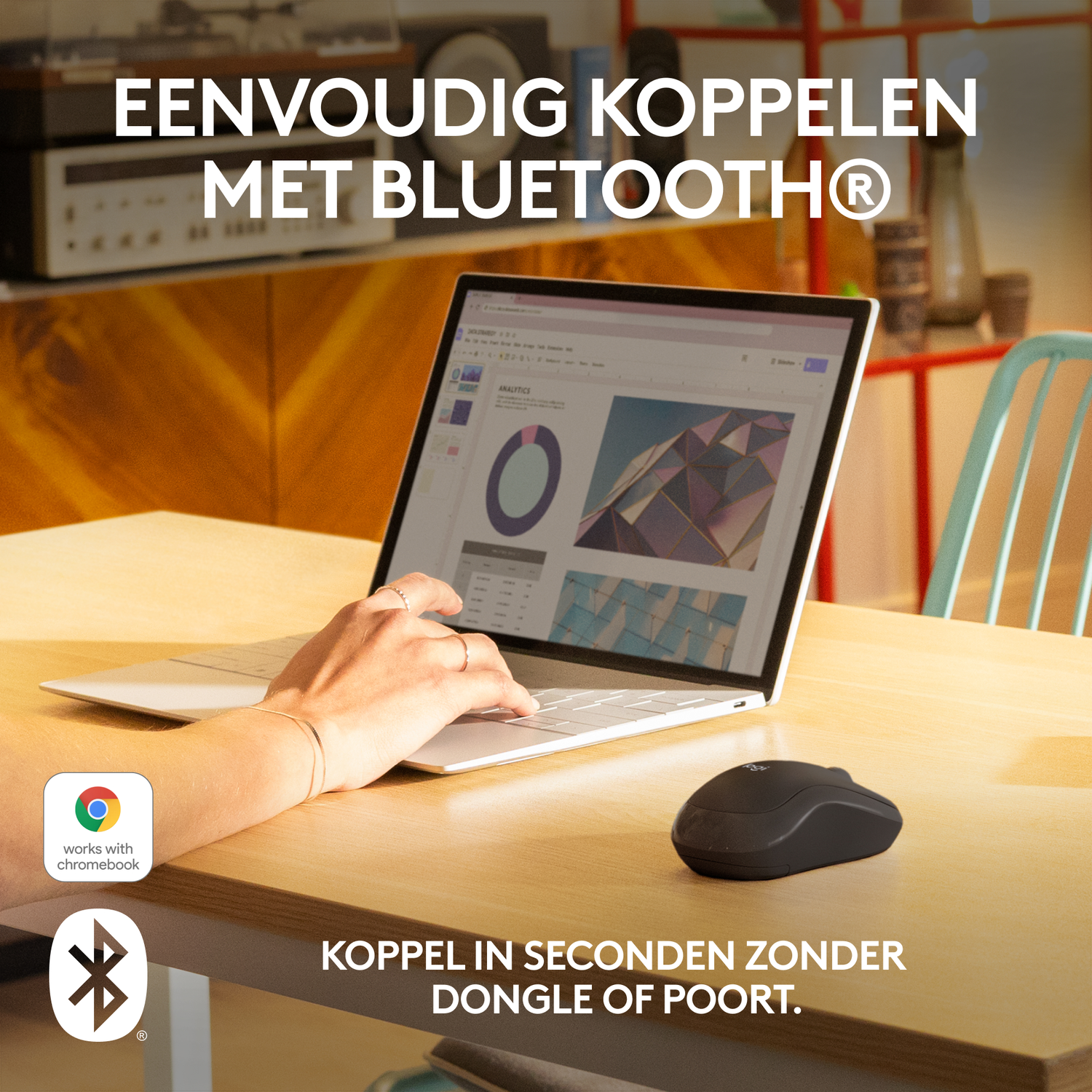 Persoon gebruikt een laptop en een zwarte muis. Tekst zegt 'EENVOUDIG KOPPELEN MET BLUETOOTH'.