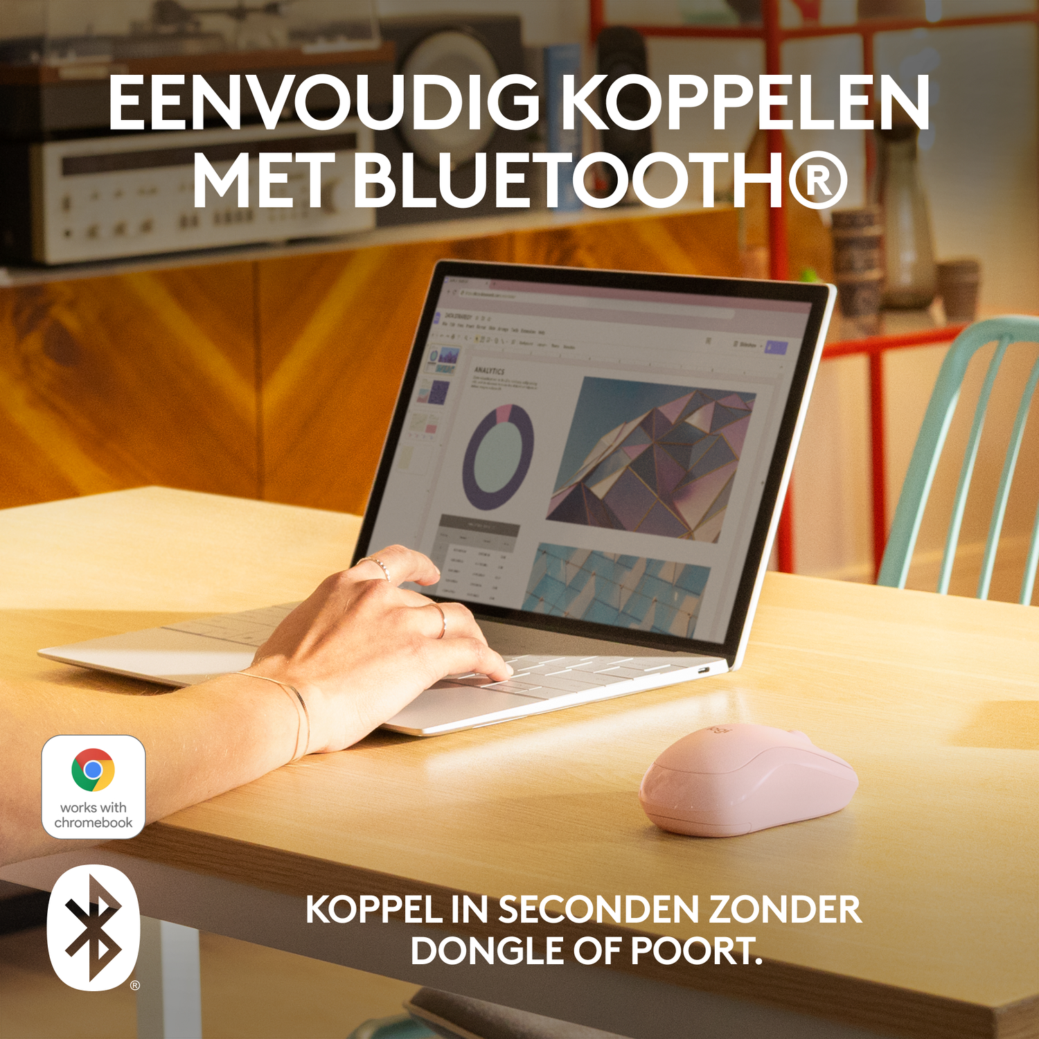 Een laptop met een roze muis op een houten tafel. Tekst: Eenvoudig koppelen met Bluetooth.