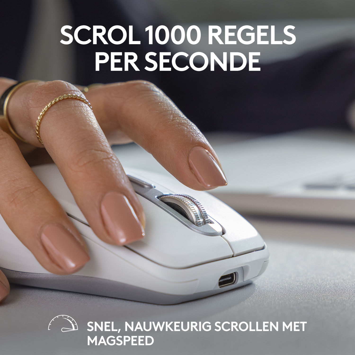 Close-up van een witte muis met een scrollwiel, met een vinger die scrollt.