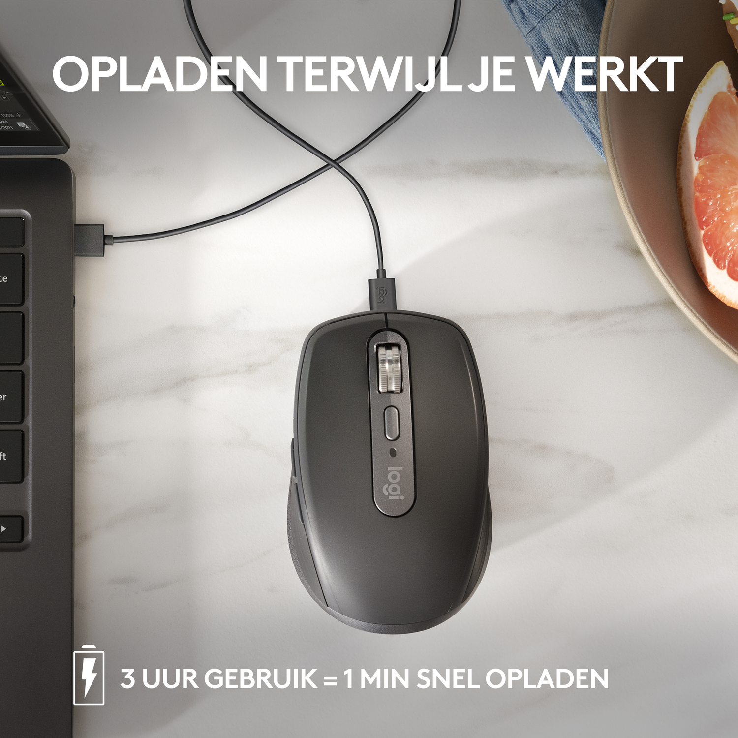 Zwarte muis die oplaadt met een kabel aangesloten op een laptop. Text: OPLADEN TERWIJL JE WERK, 3 UUR GEBRUIK=1 MIN SNEL OPLADEN.