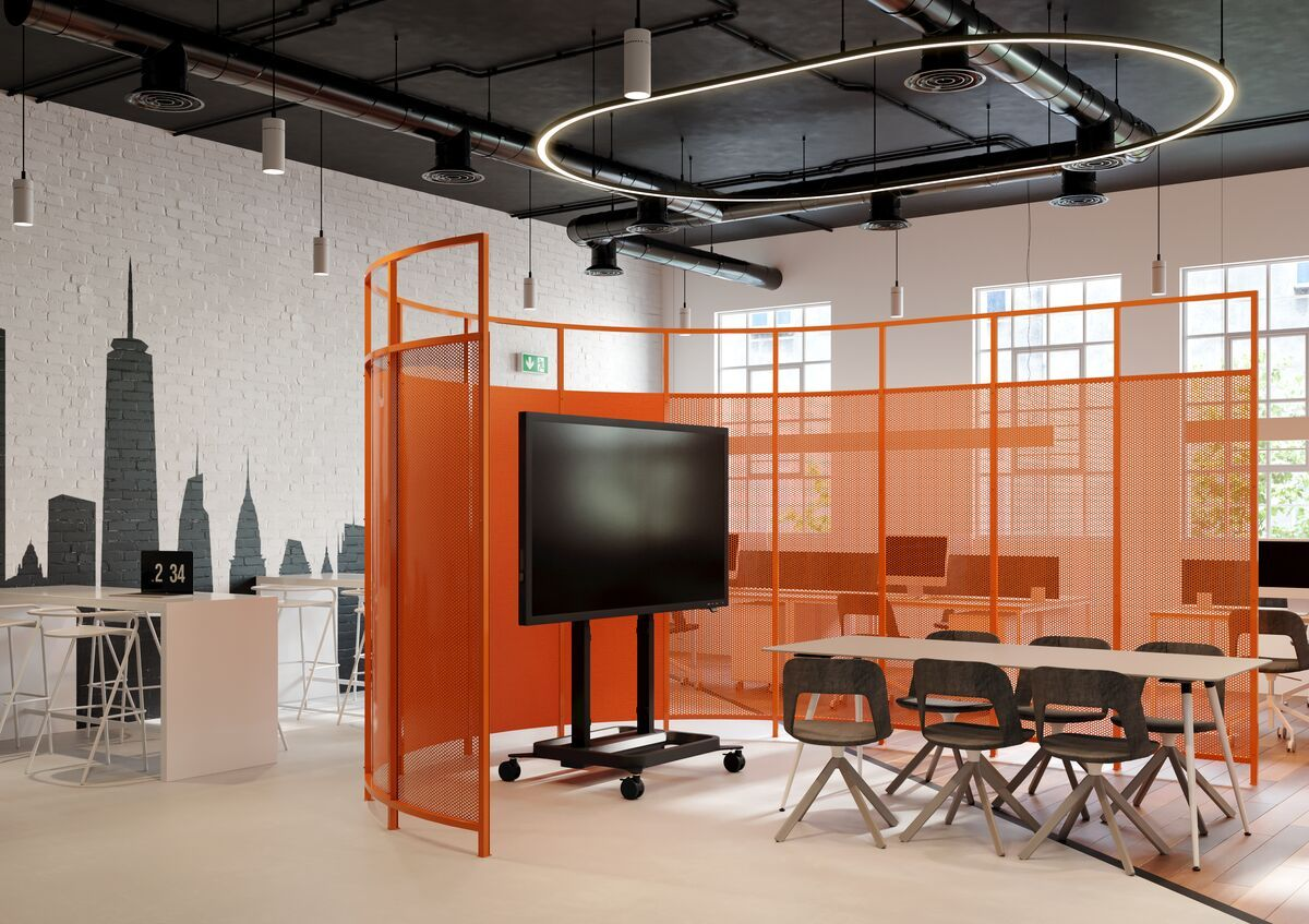 Ein moderner Büroraum mit orangefarbenen Bildschirmen und einem Konferenztisch mit Stühlen.