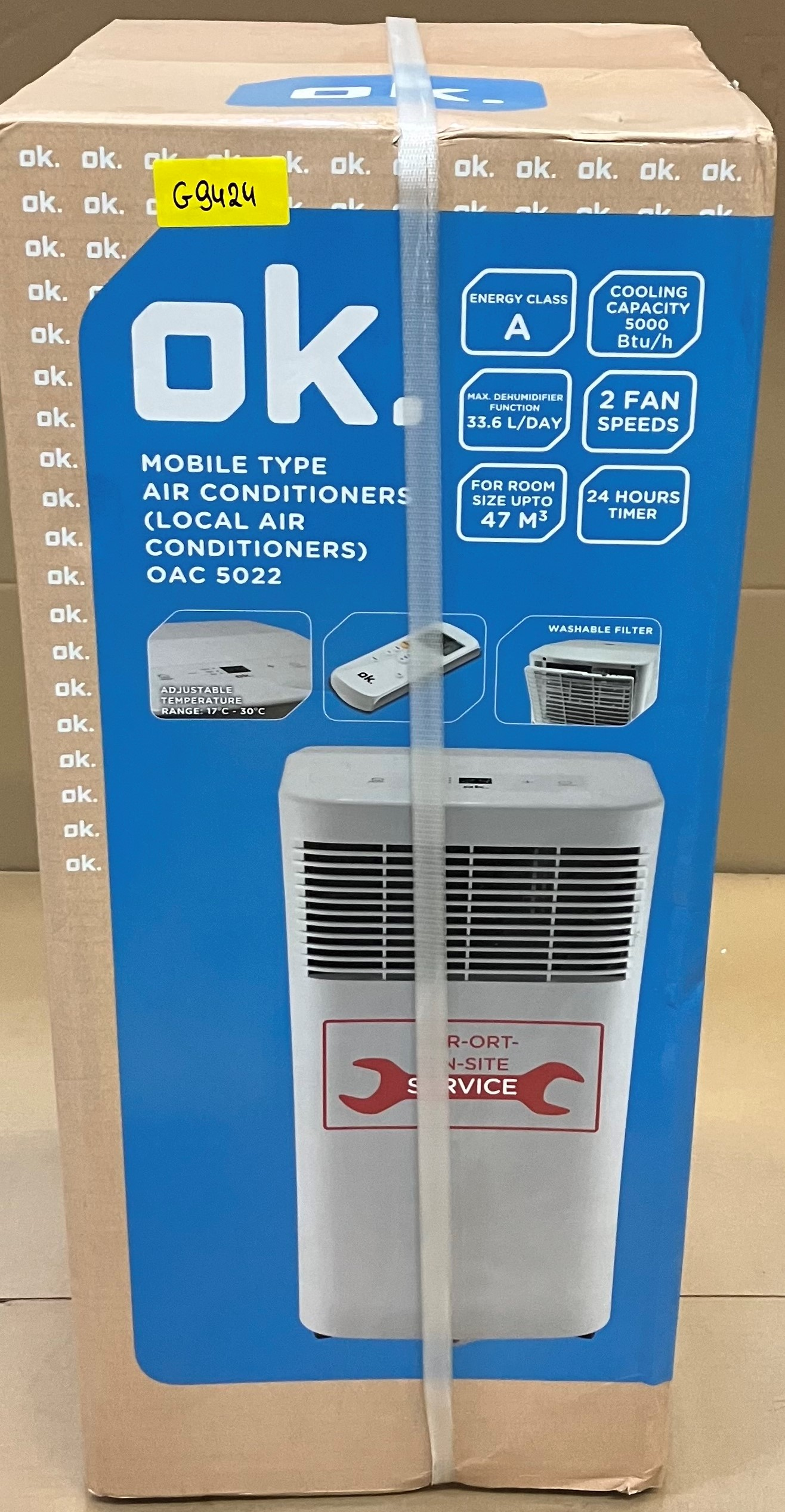 Kartonowe pudełko na klimatyzator, ze szczegółami na froncie. Pudełko jest niebiesko-białe.