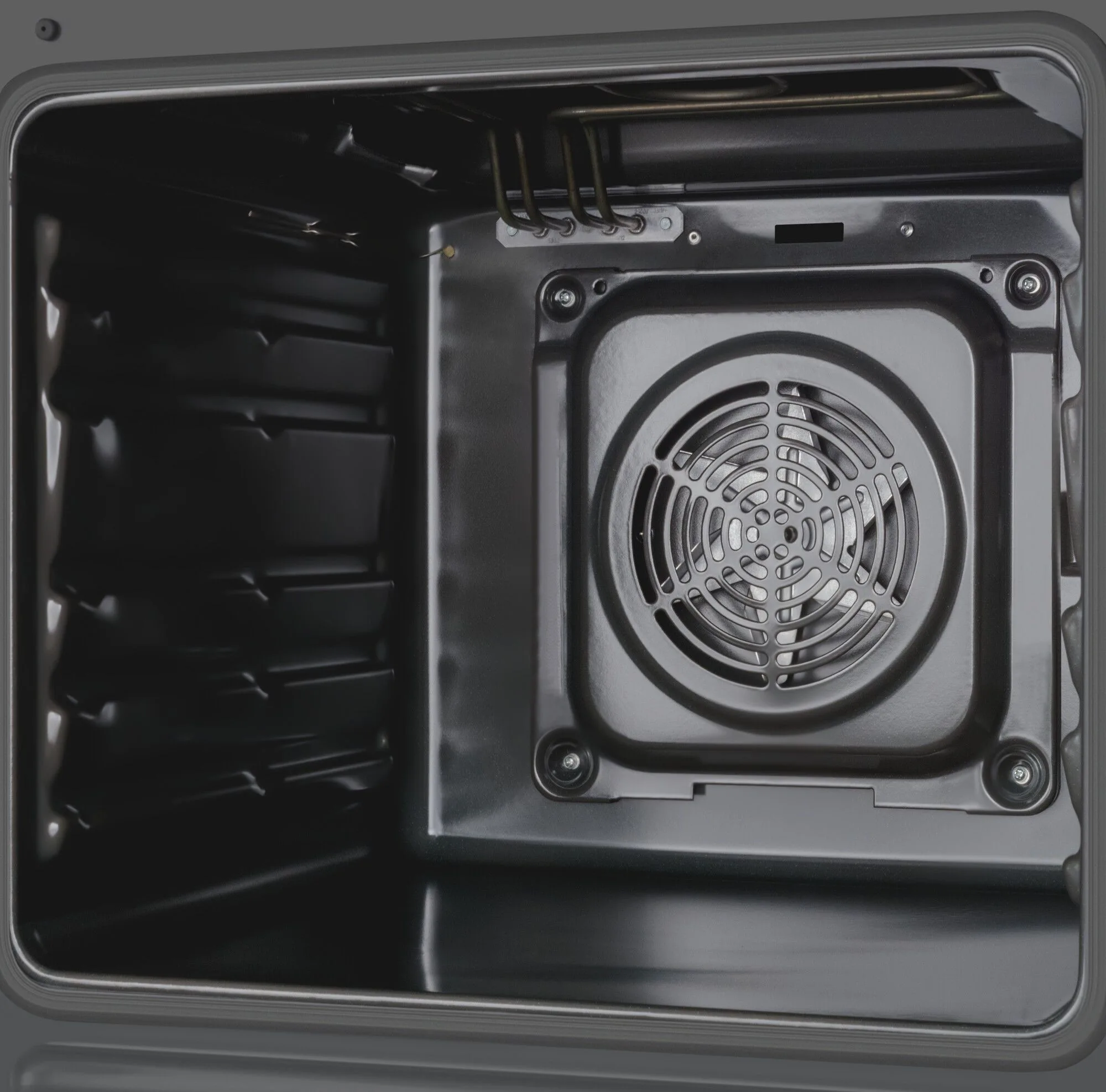 Wnętrze piekarnika. Wentylator widoczny jest na środku.