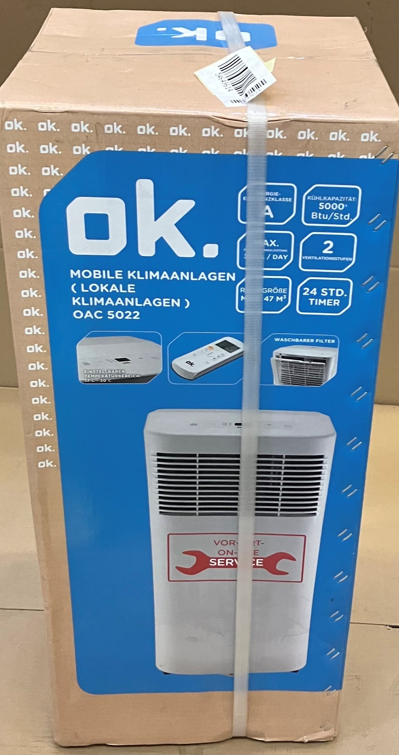 Kartónowe pudełko z tekstem i obrazami klimatyzatora. Pudełko jest niebiesko-białe.