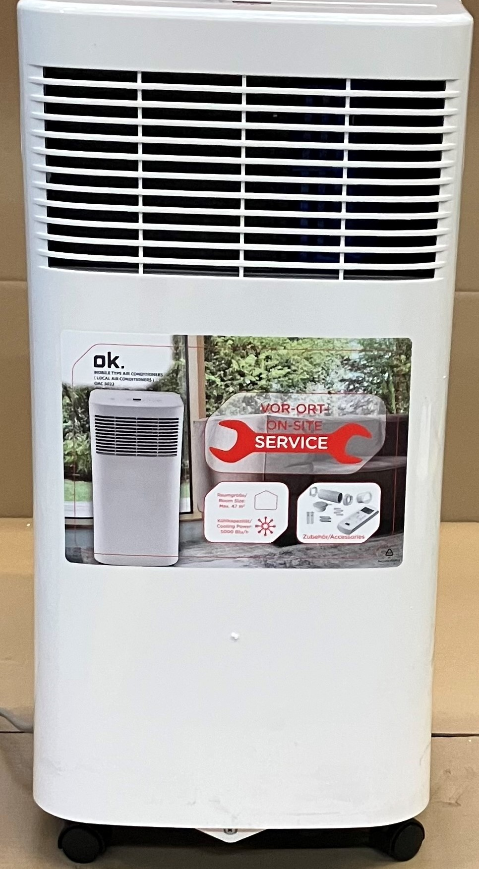 Biały klimatyzator z naklejką i kółkami. Tekst mówi: Vor-Ort Service.