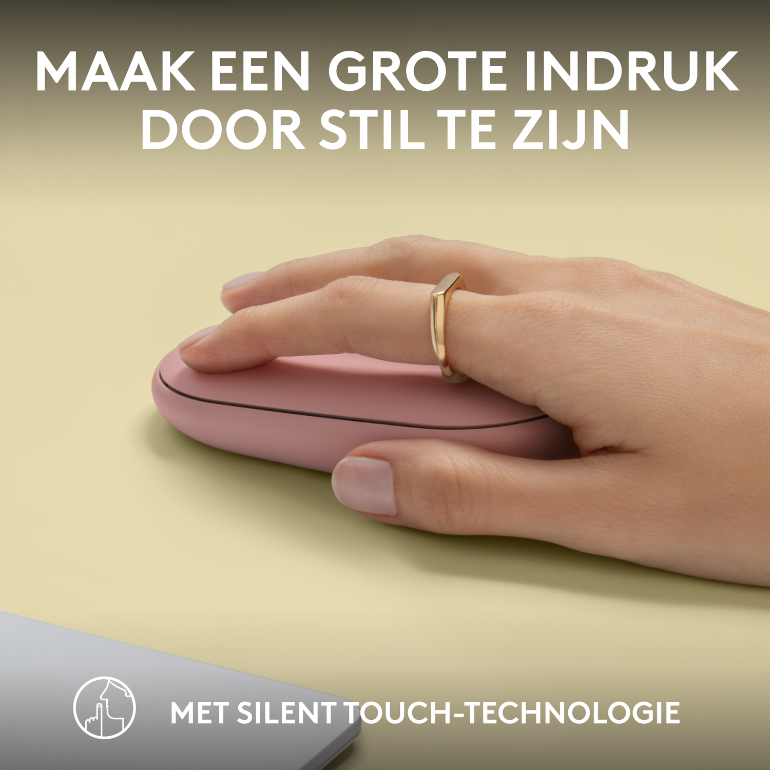 Hand met gouden ring op roze muis, tekst: Maak indruk door stil te zijn.