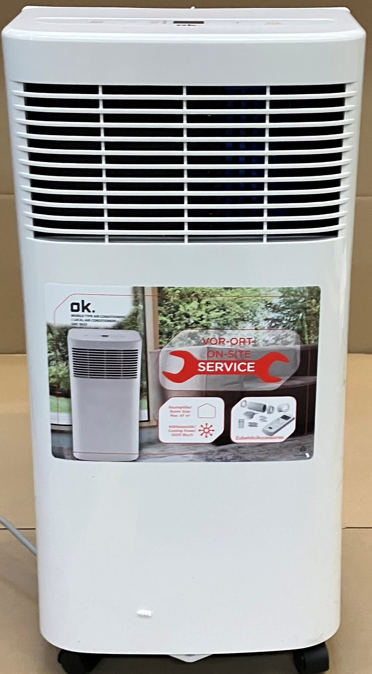 Biały oczyszczacz powietrza OK. z etykietą. Białe tło. Etykieta zawiera obraz produktu.