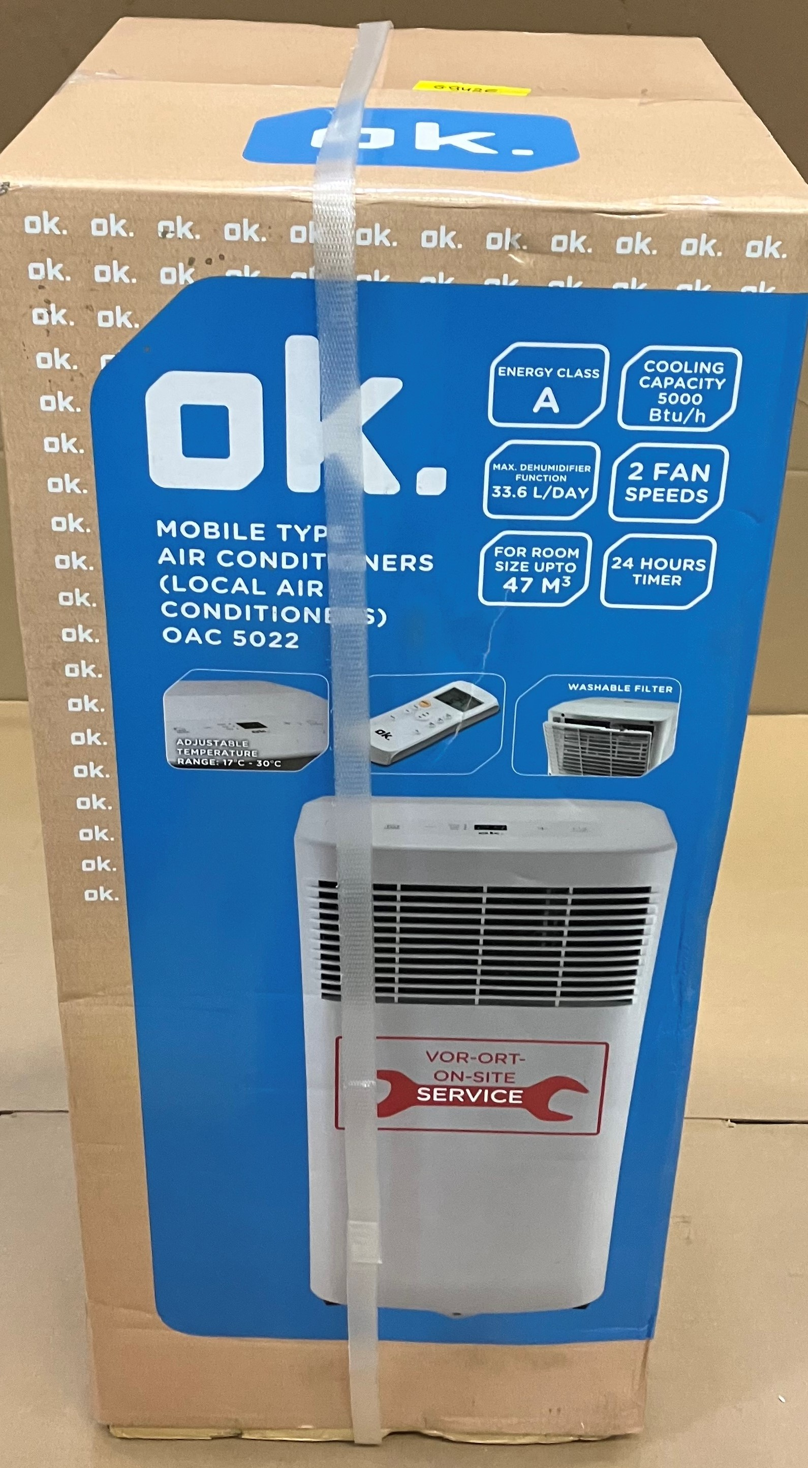 Pudełko klimatyzatora ok., z białą plastikową opaską wokół. Pudełko pokazuje produkt i specyfikacje.