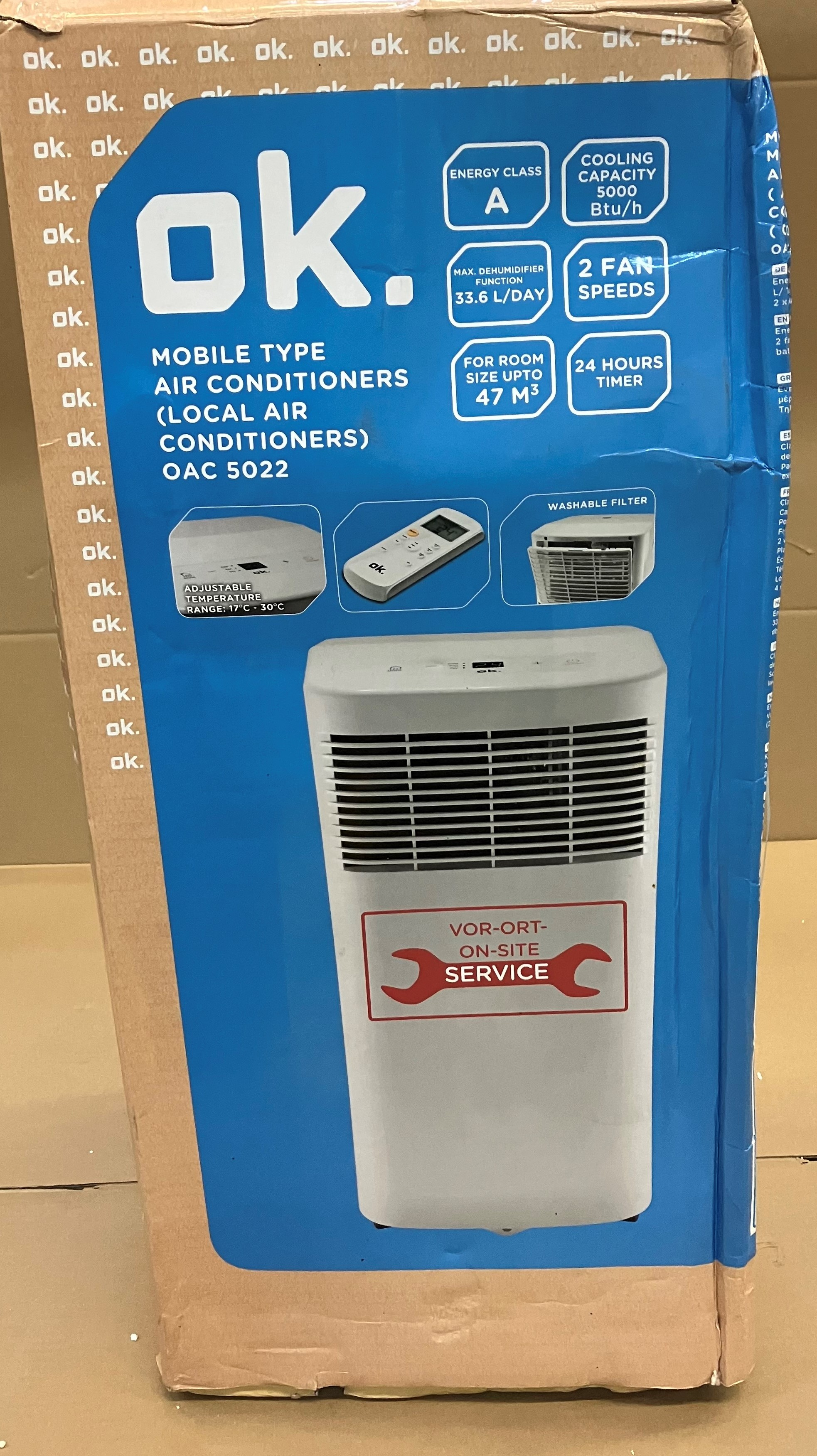 Pudełko klimatyzatora przenośnego ok. Biała jednostka, z pilotem i filtrem.