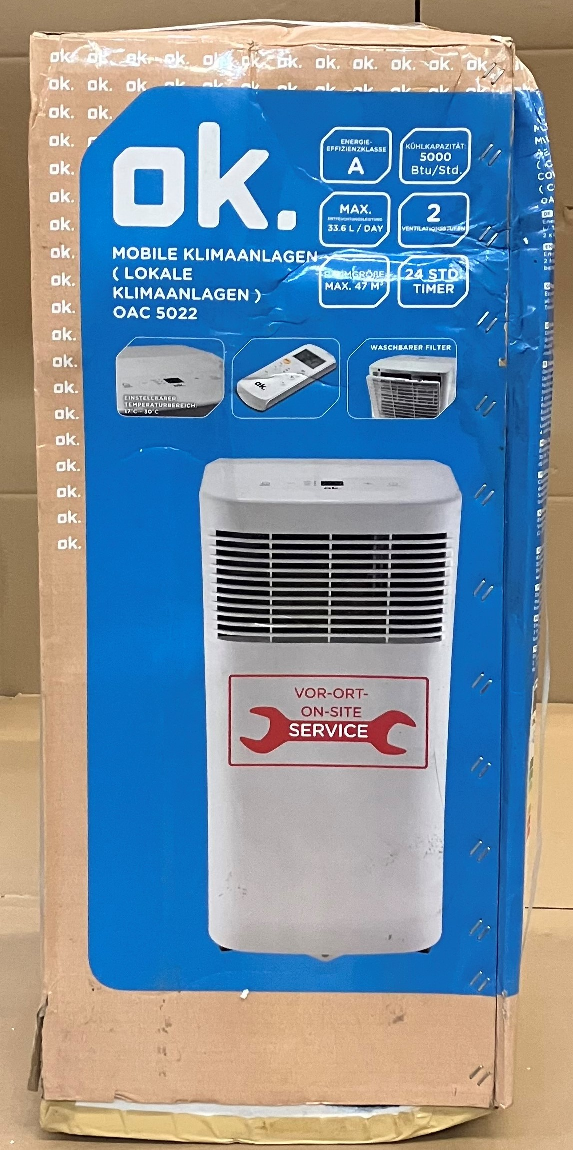 Białe pudełko klimatyzatora z tekstem i obrazami. Pudełko ma kolory niebieski i biały.