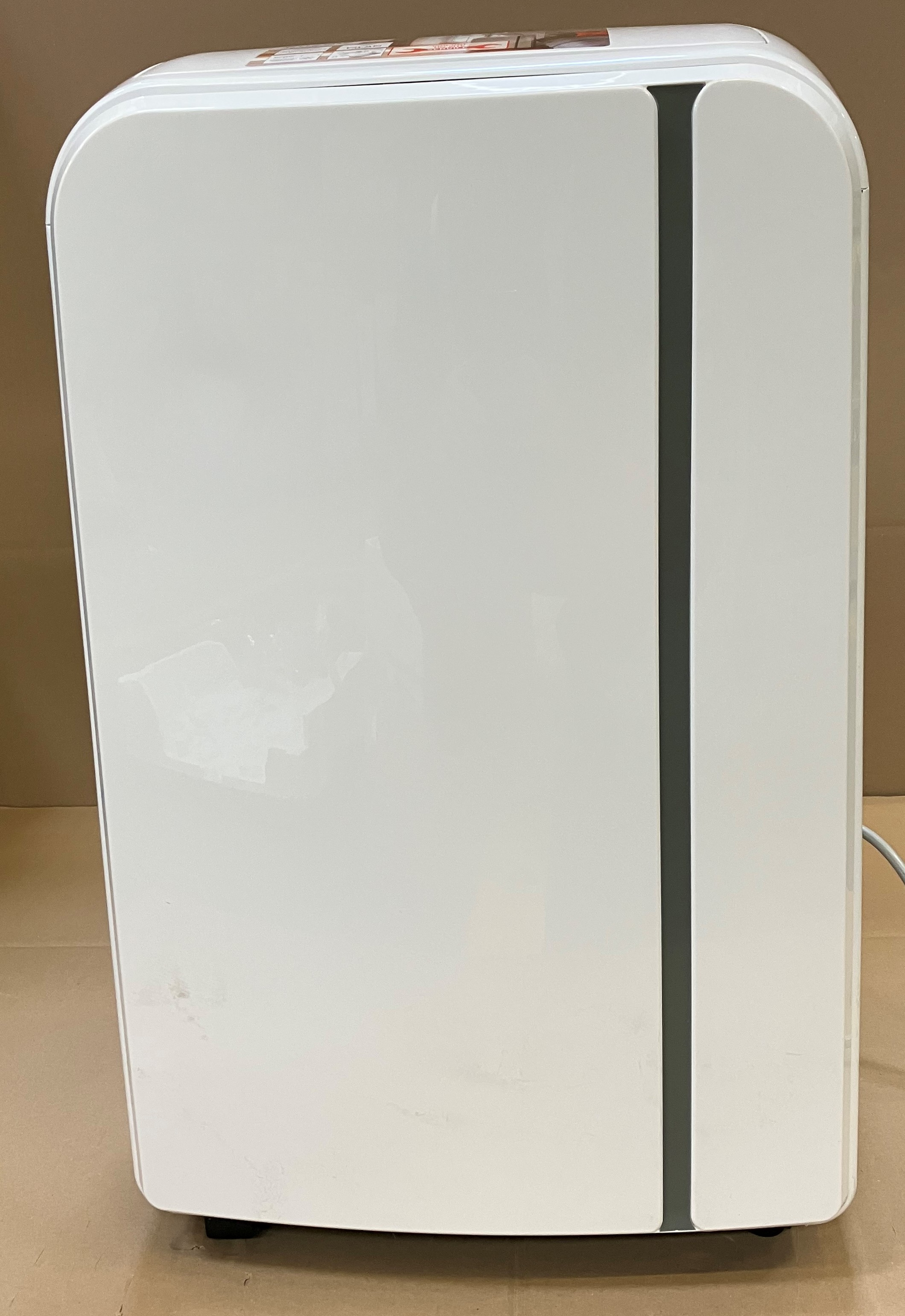 Biały osuszacz powietrza z ciemnym pionowym paskiem.