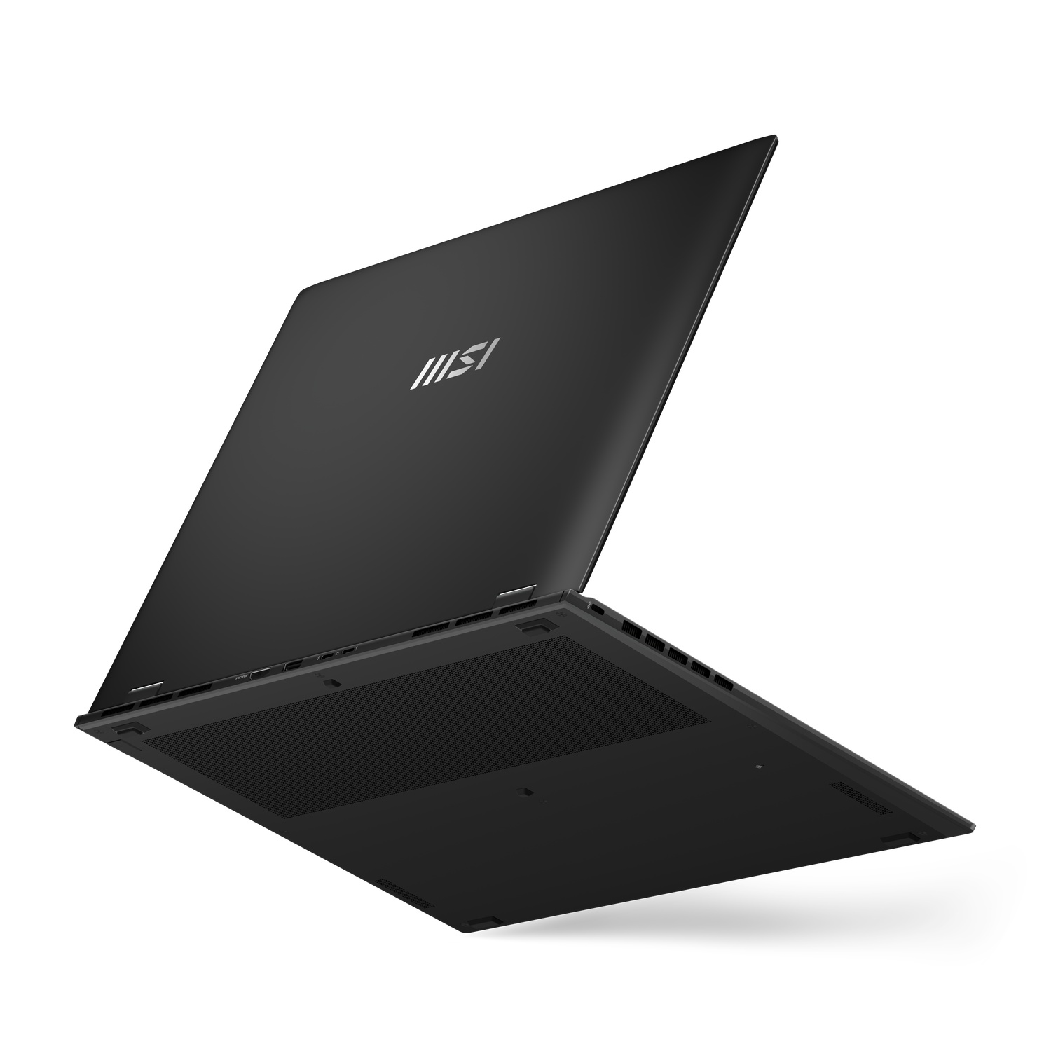 Zwarte laptop, schuine achteraanzicht, open. Witte achtergrond.