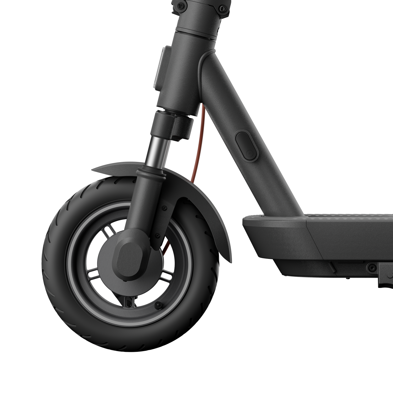 Primer plano de una rueda y guardabarros de scooter negro. La rueda tiene un neumático negro y detalles en naranja.