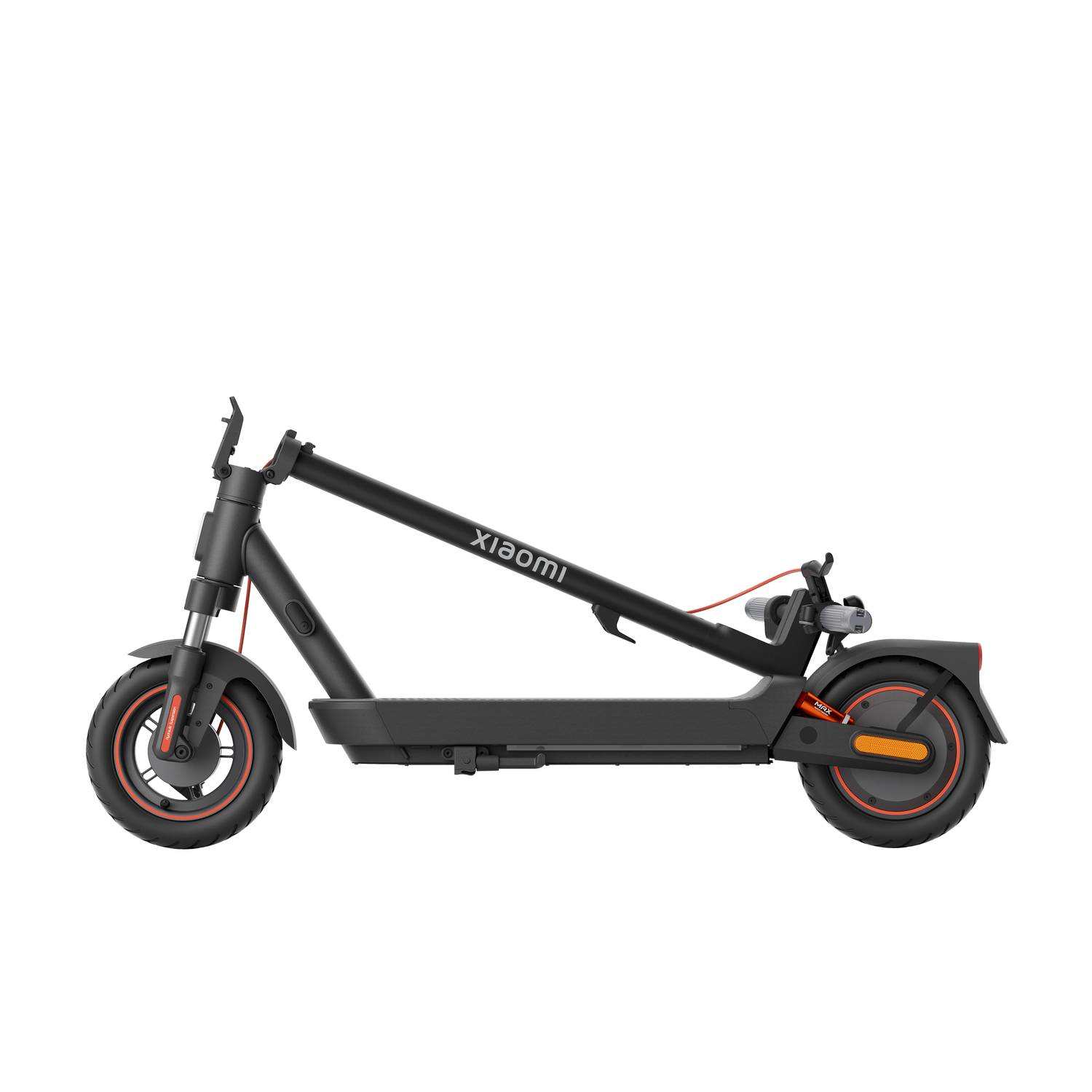 Un patinete eléctrico Xiaomi negro sobre un fondo negro. El patinete está plegado.