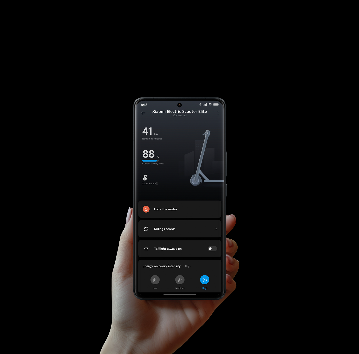 Una mano sosteniendo un smartphone con un panel de control de scooter sobre un fondo negro.