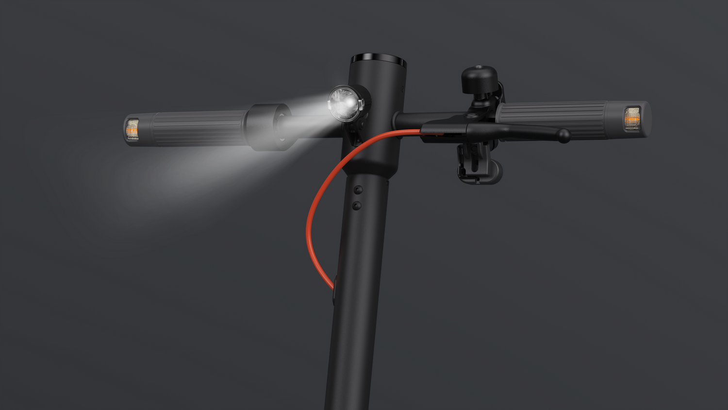 Manillar de scooter negro con luz y controles, contra un fondo oscuro.